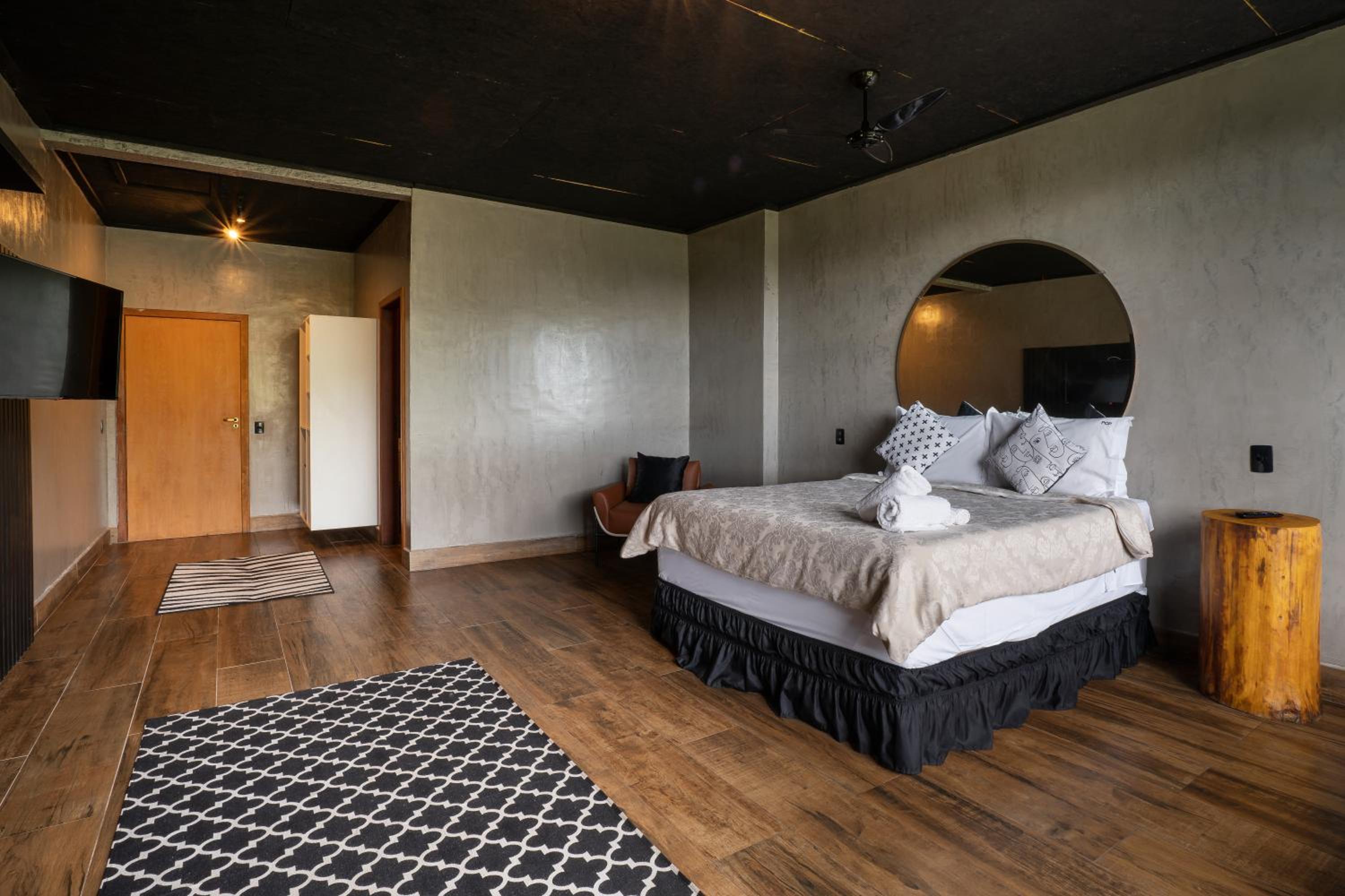 Deluxe Suite with Spa Bath photo 2