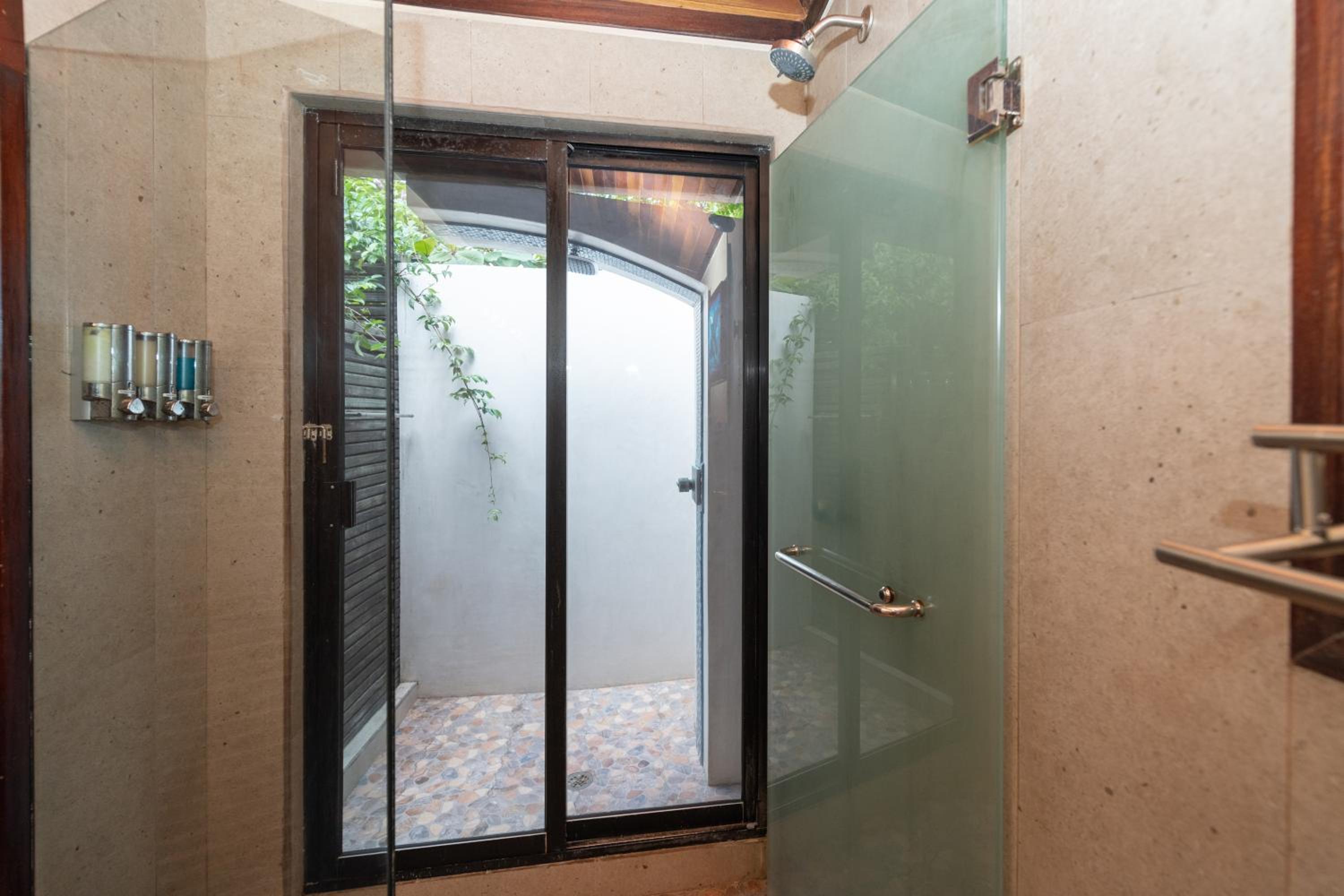 Deluxe King Suite with Ensuite Private Mini Pool photo 2