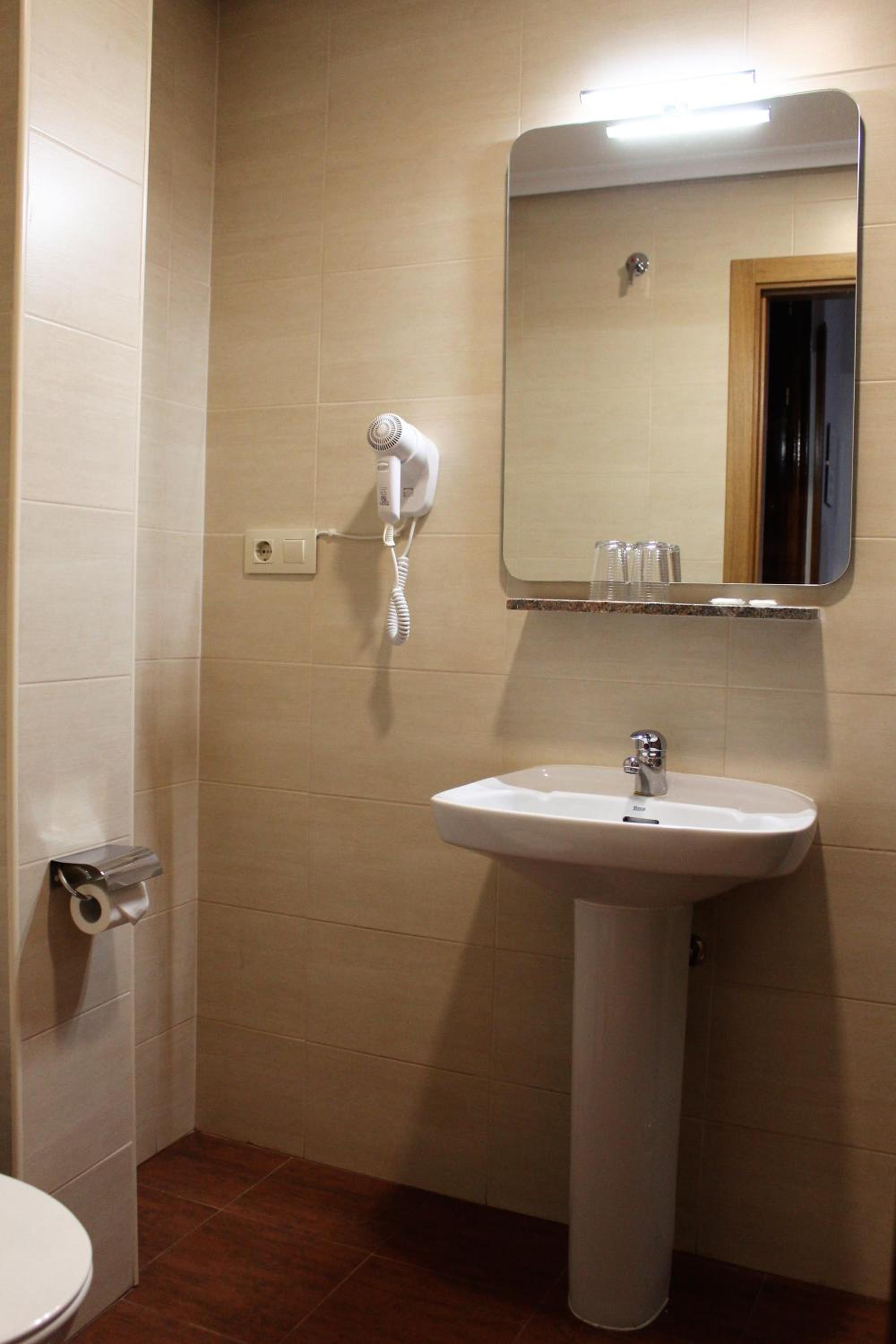 Double Room - Photo 10