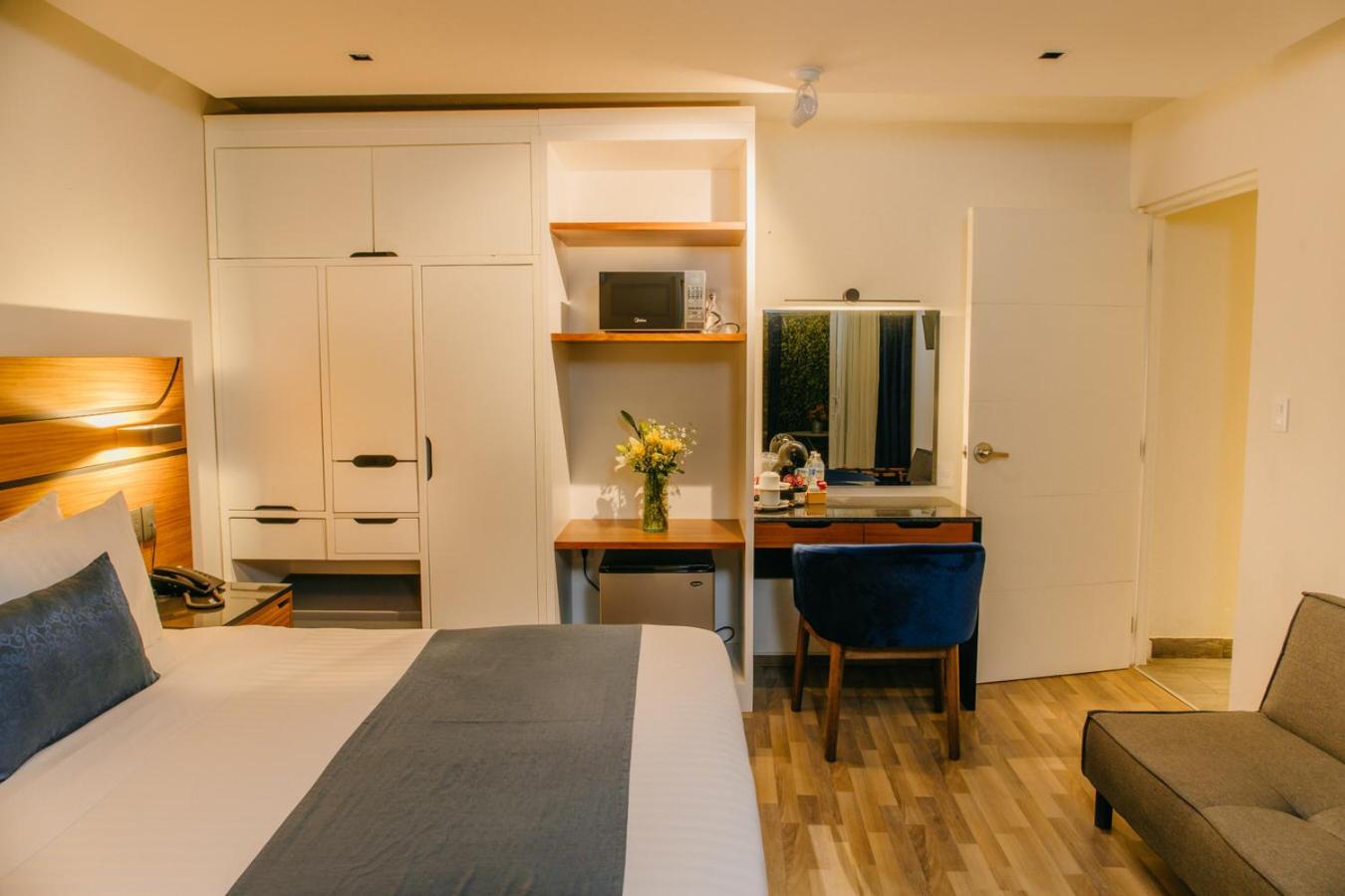Deluxe Junior Suite - Photo 5