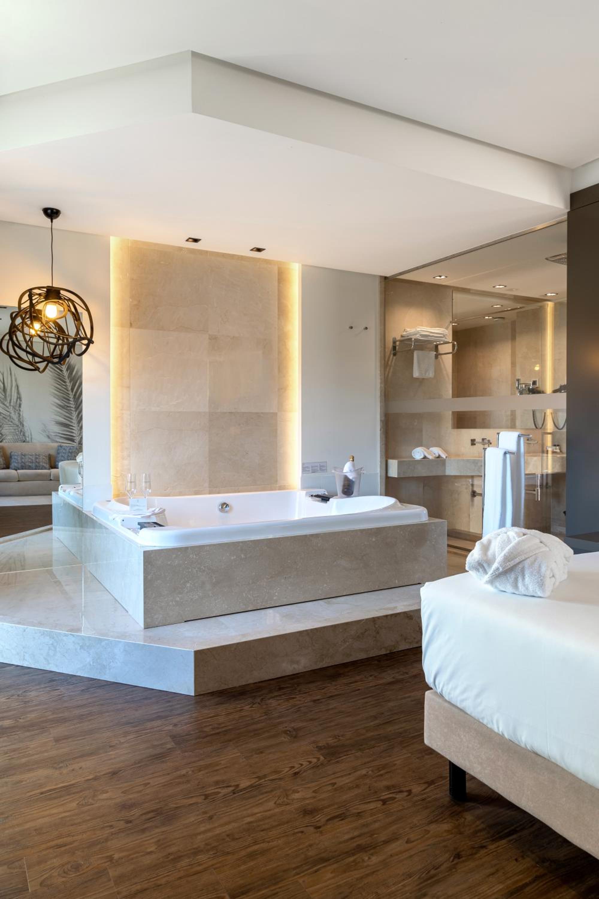 Premium Suite with Spa Access photo 3