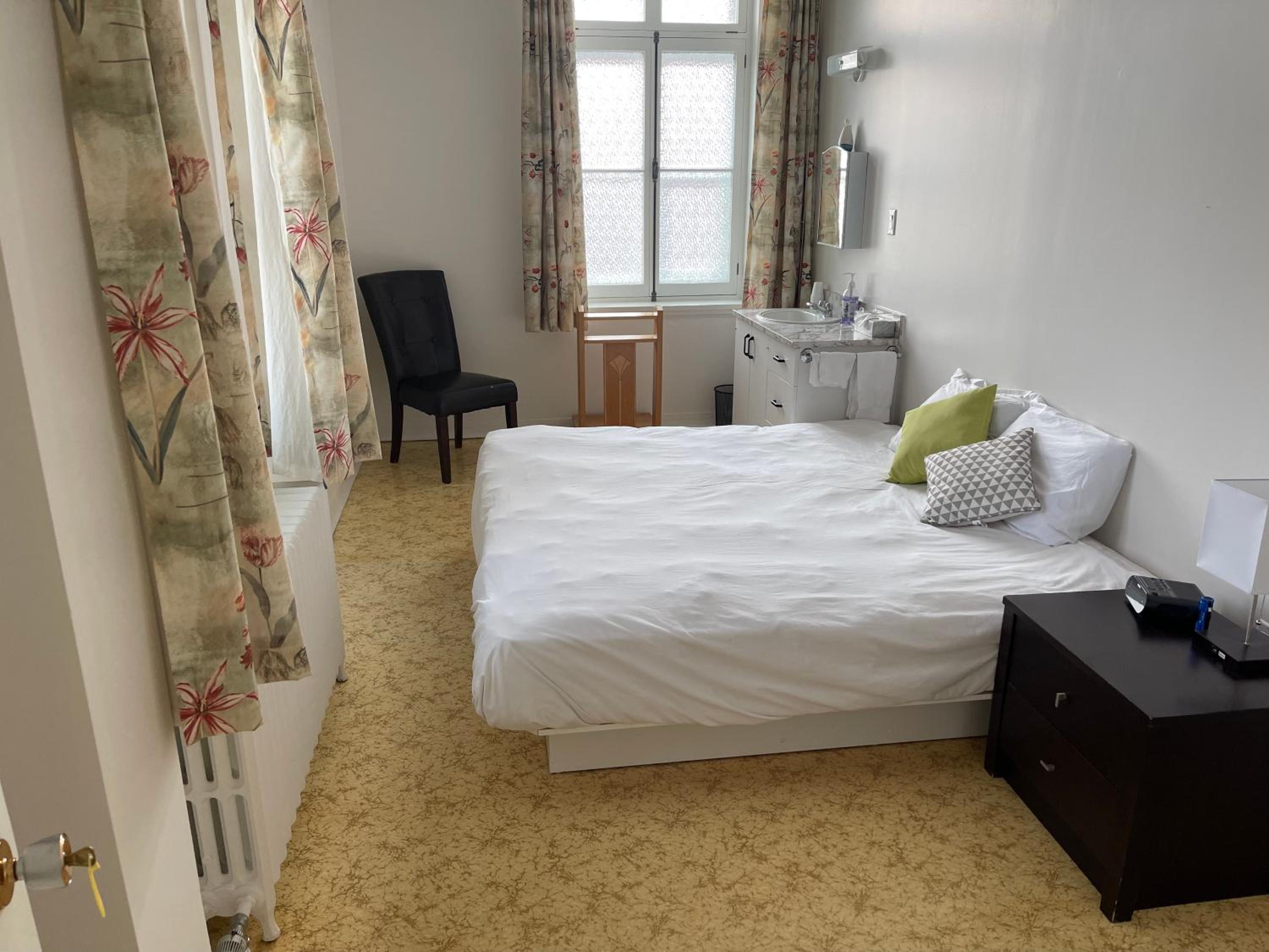 Standard Double Room with Shared Bathroom photo 3