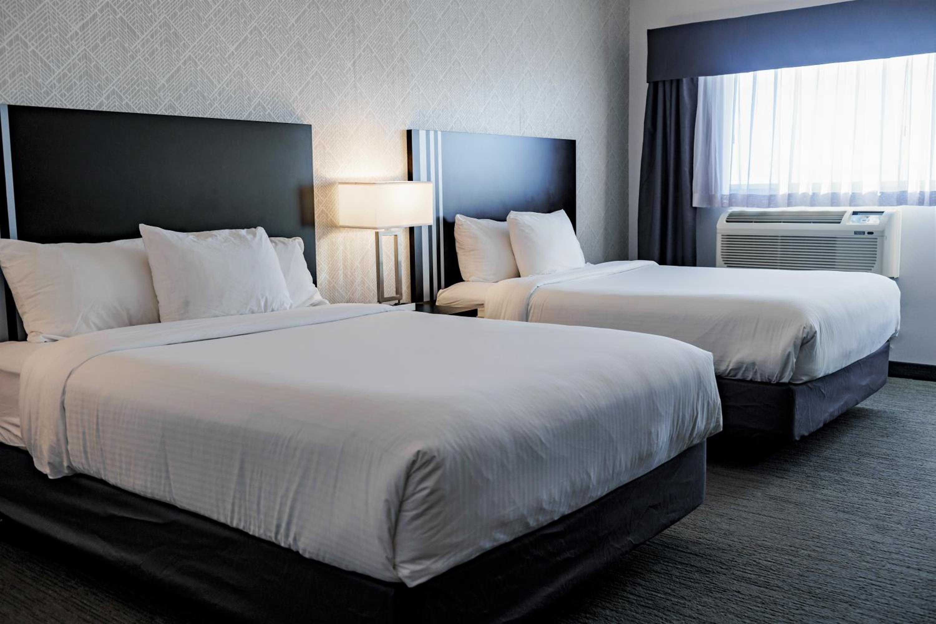 Queen Room with Two Queen Beds - Non-Smoking photo 1
