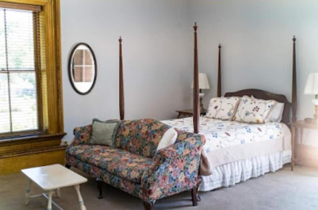 Executive Queen Room with Two Queen Beds - Photo 1