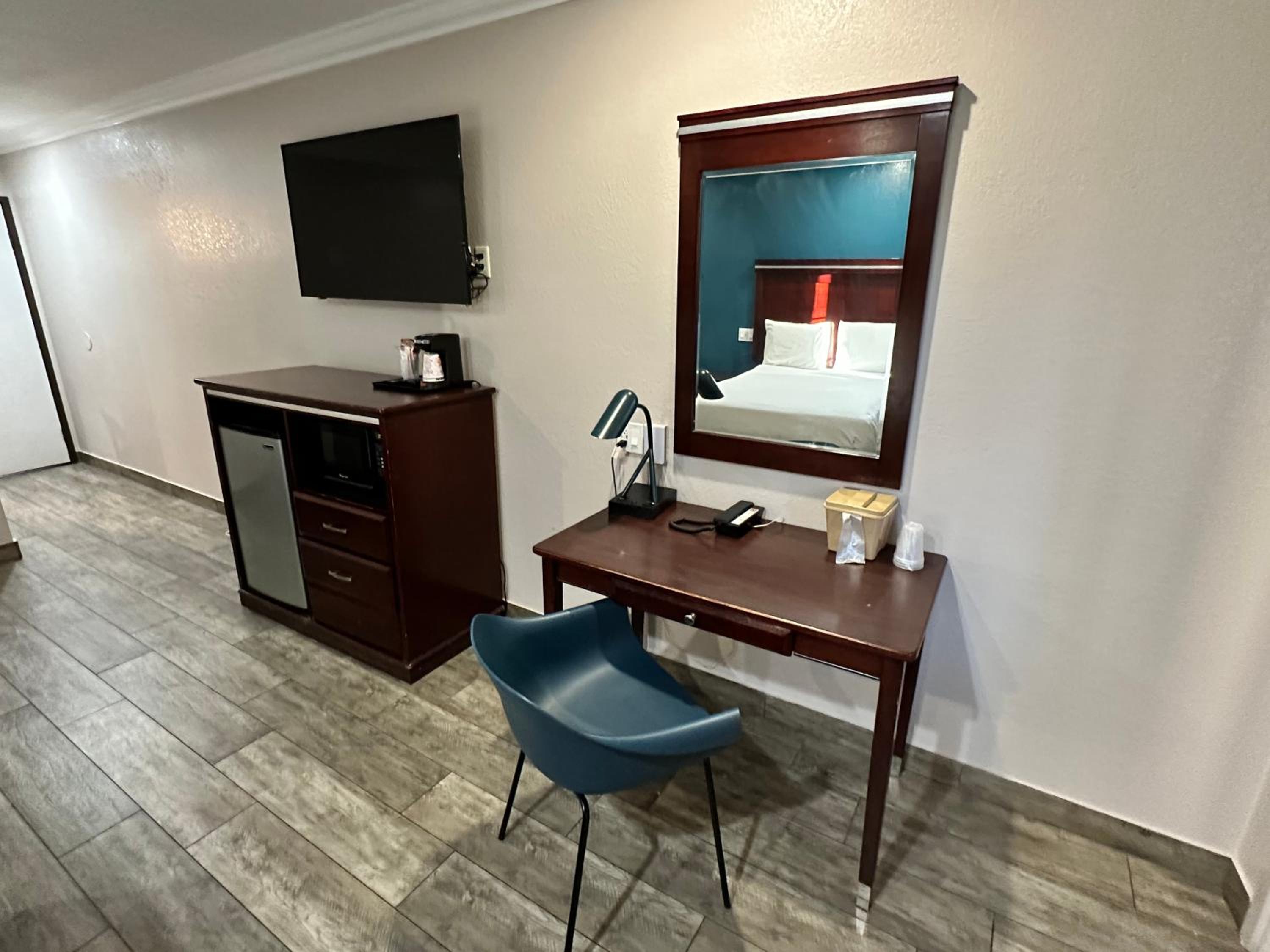 Queen Room with Two Queen Beds, Mobility Access and Roll-In shower, Non-Smoking photo 2