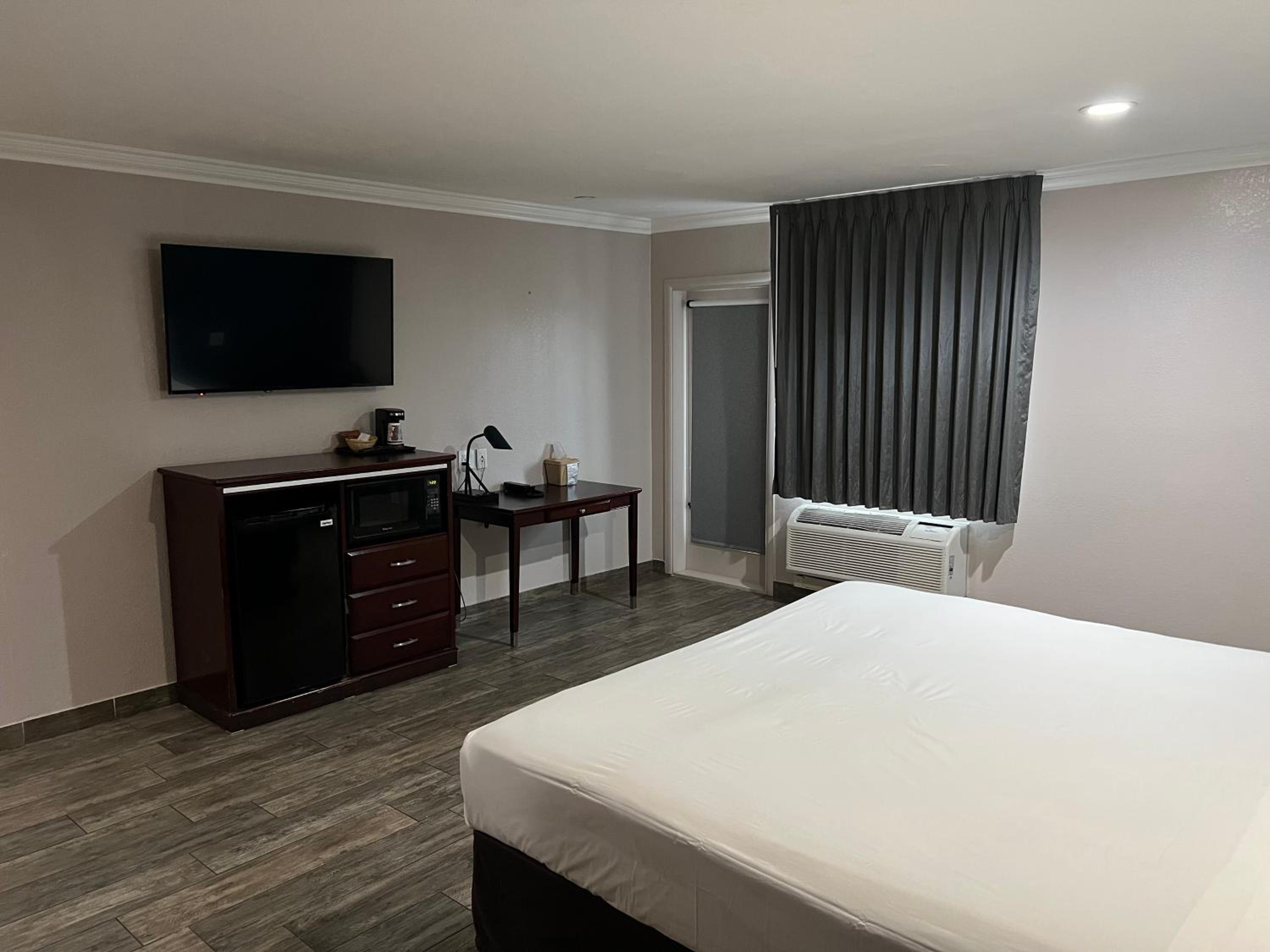 King Room with Roll-in Shower - Mobility Access/Non-Smoking photo 2