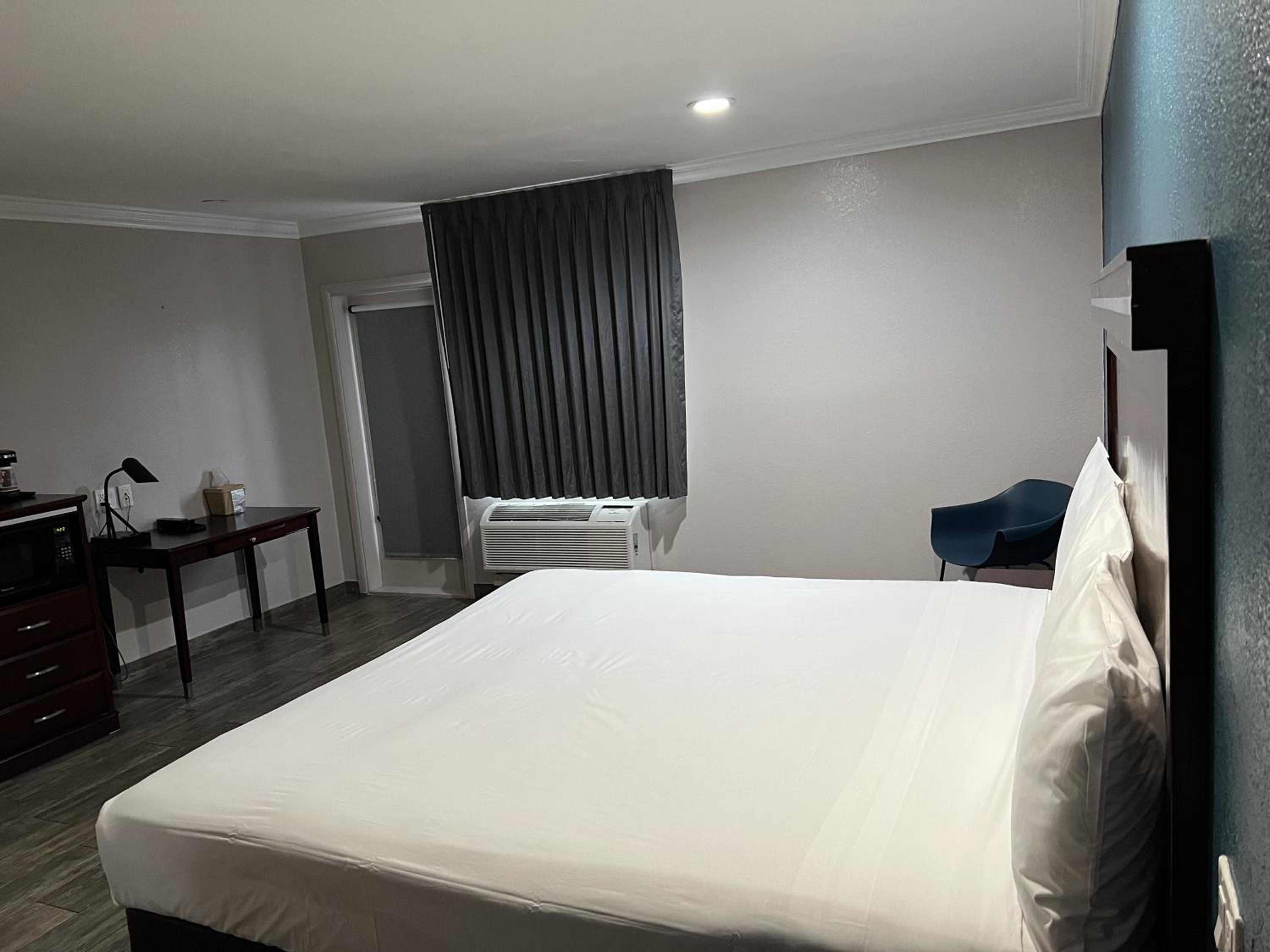 King Room with Roll-in Shower - Mobility Access/Non-Smoking photo 1