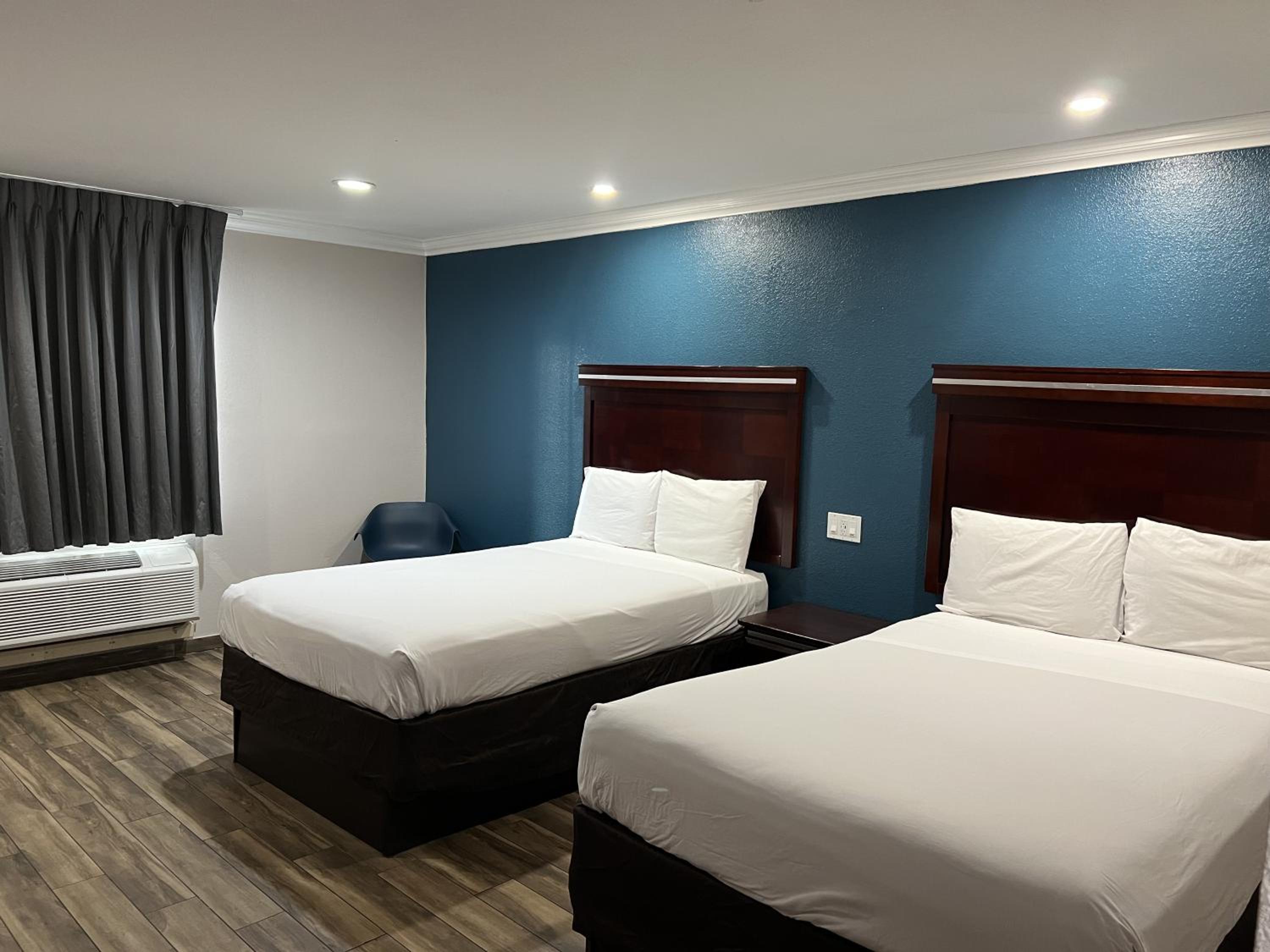 Queen Room with Two Queen Beds - Non-Smoking photo 2