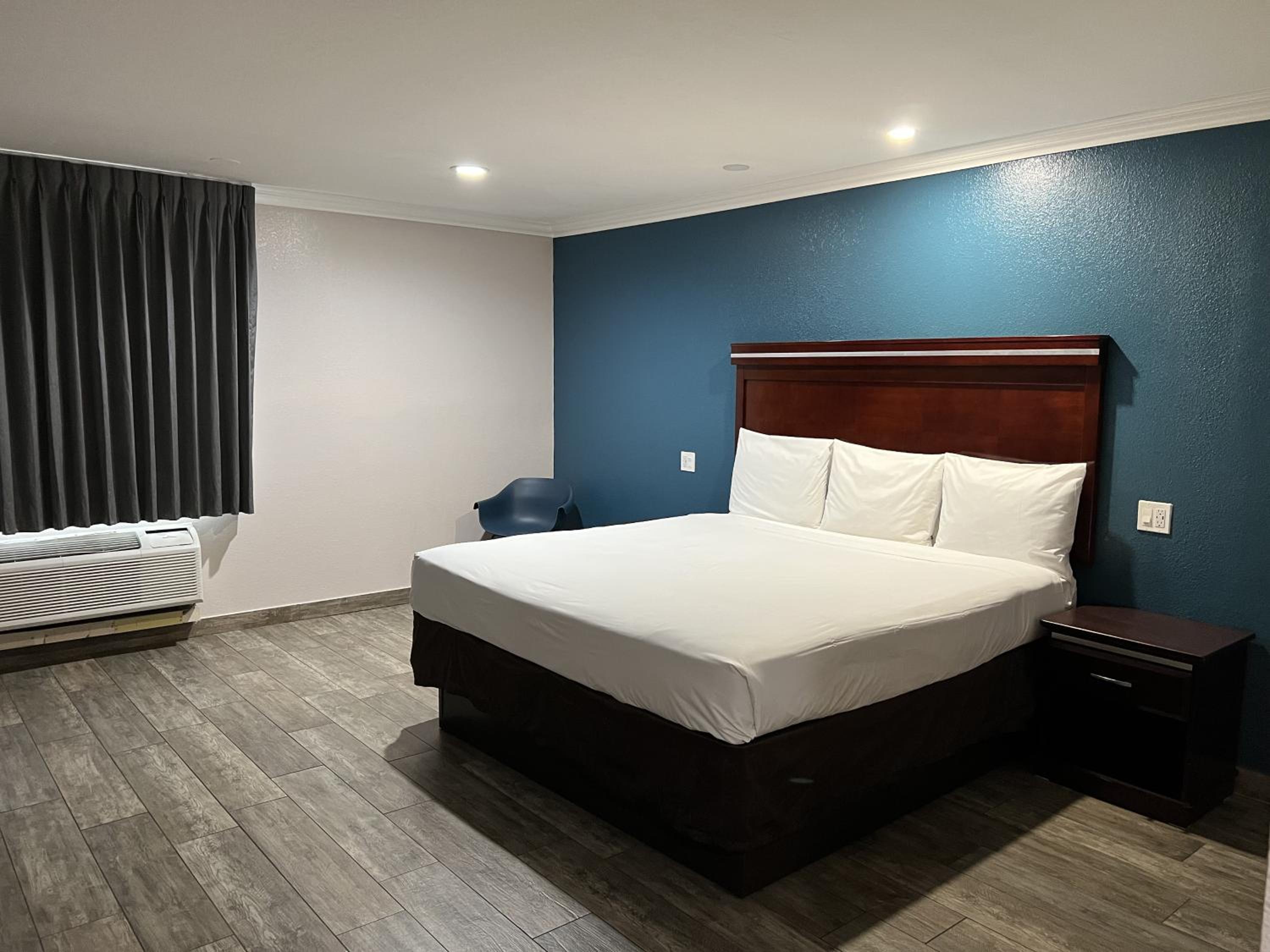 King Room - Non-Smoking photo 1