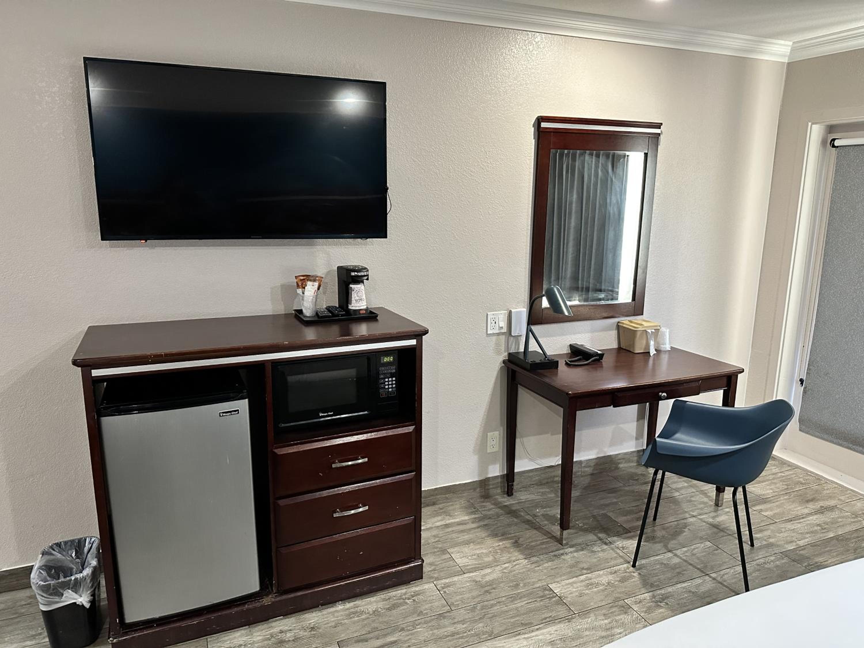 King Room - Non-Smoking photo 3