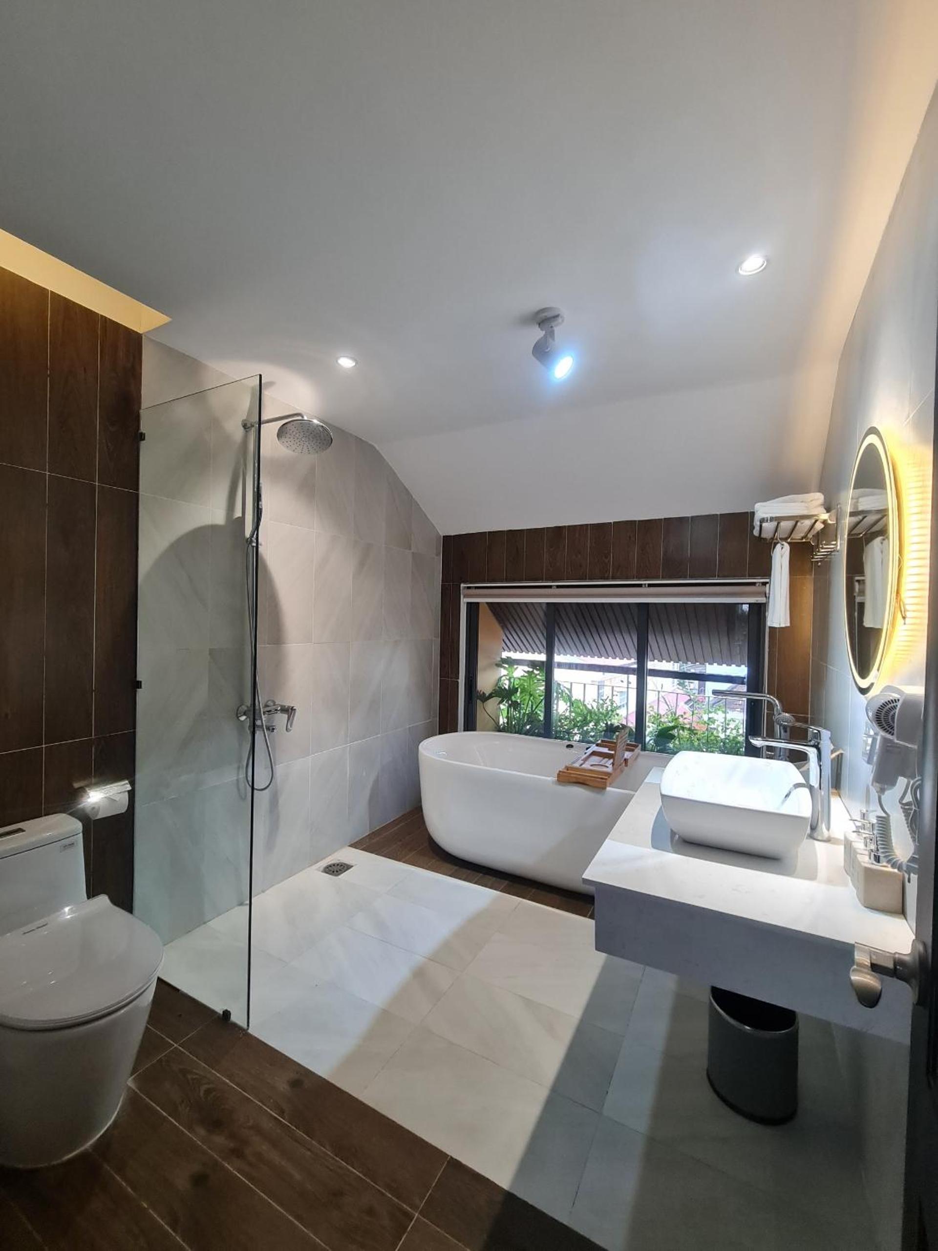 Deluxe Double Room with Bath - Photo 10