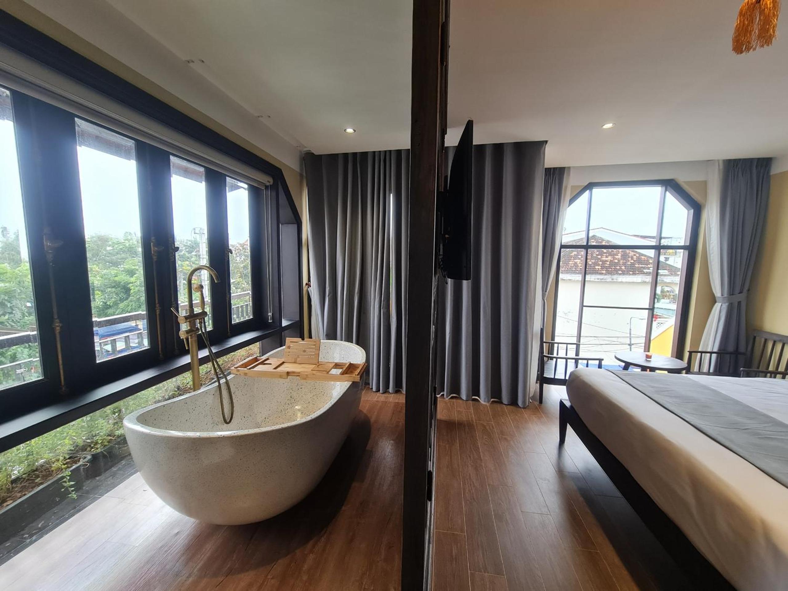 Suite with Balcony - Photo 8