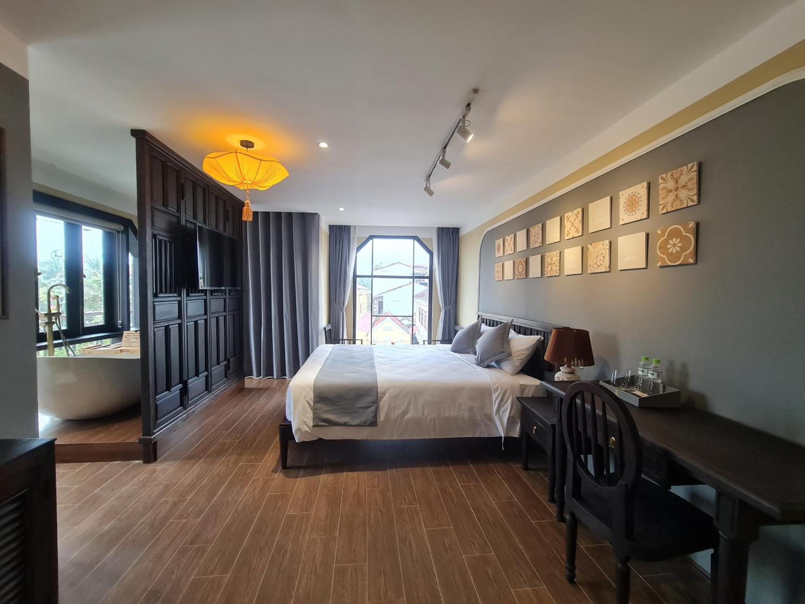 Suite with Balcony - Photo 9