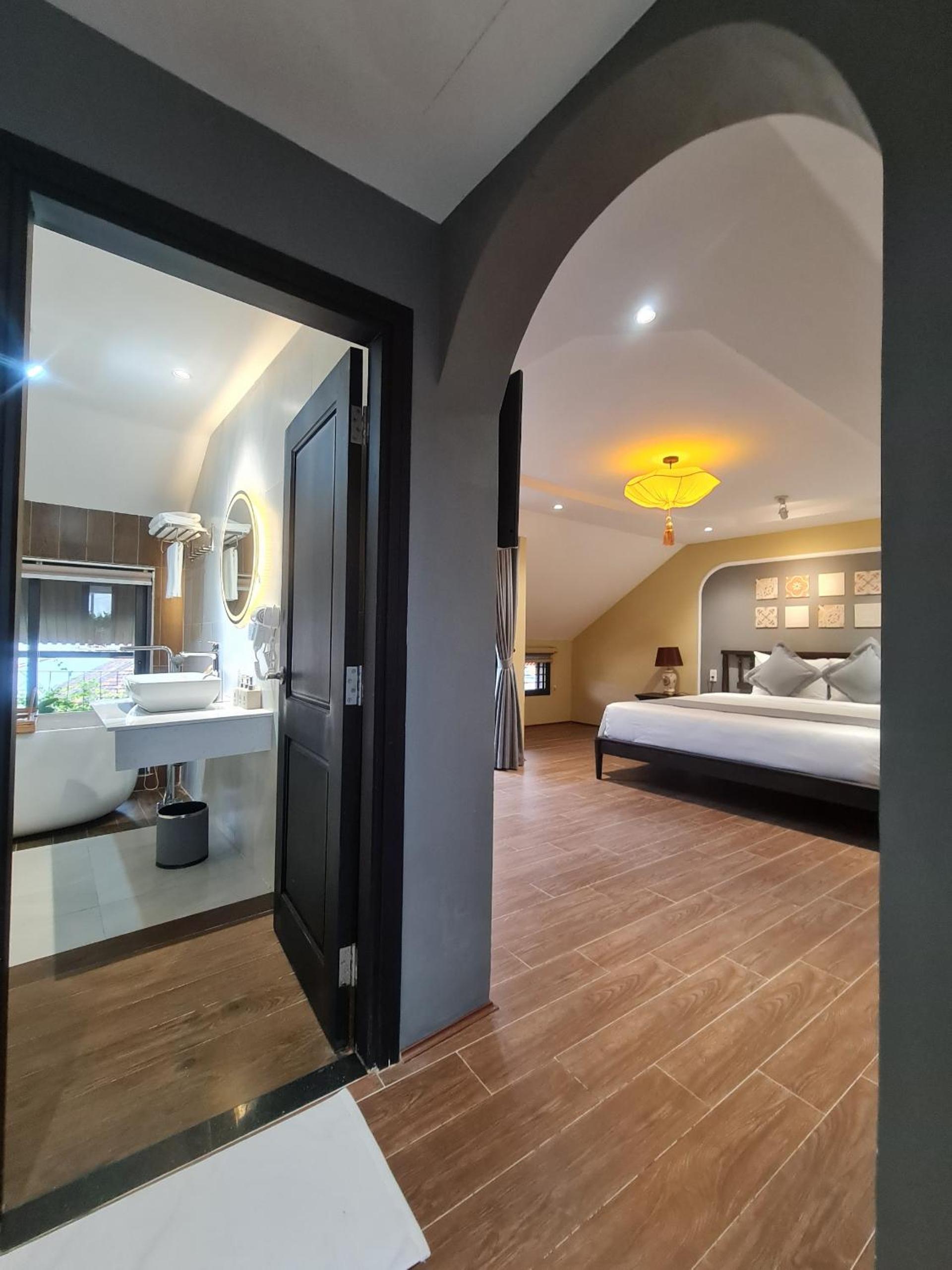 Deluxe Double Room with Bath - Photo 18