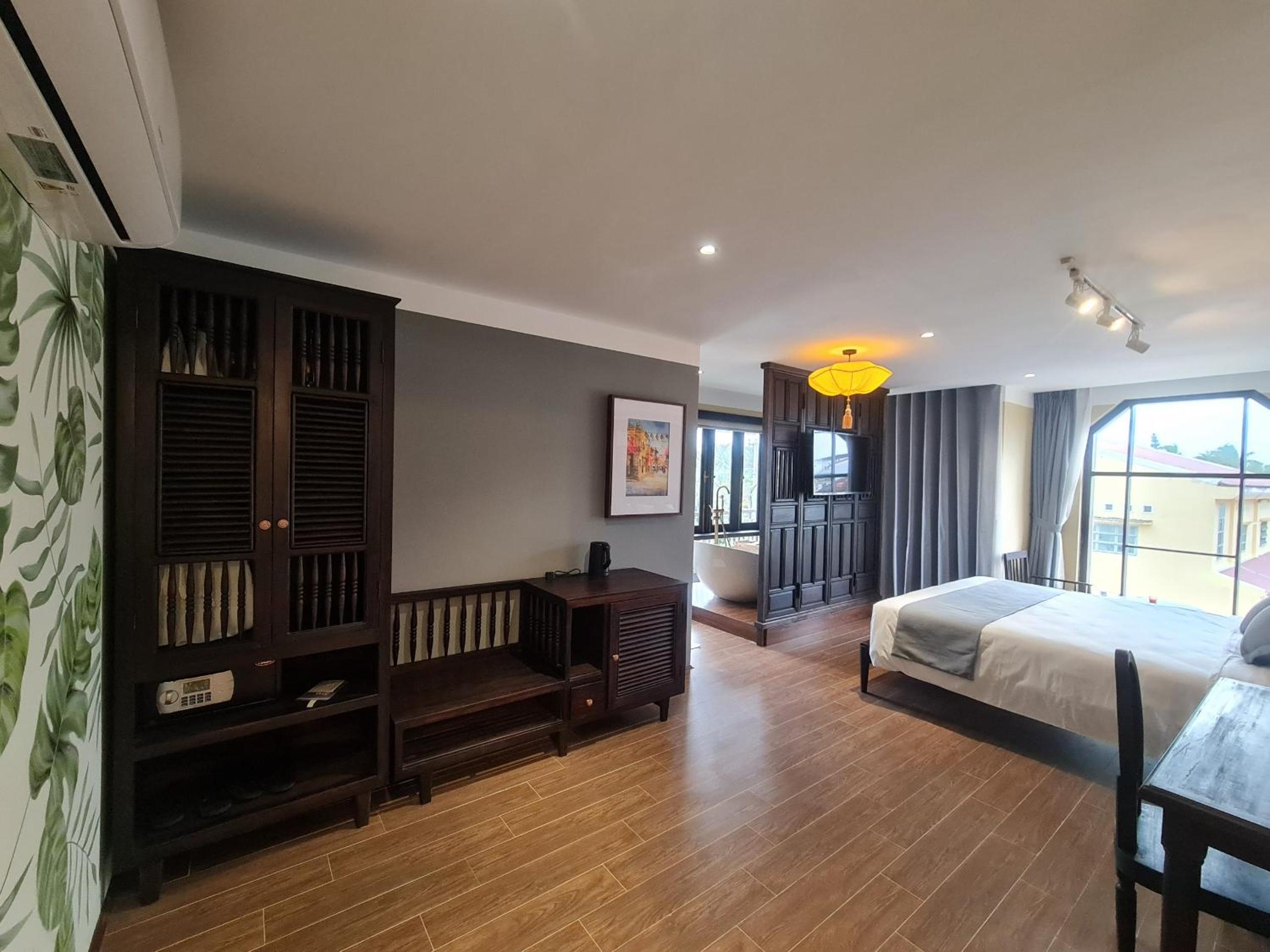 Suite with Balcony - Photo 10