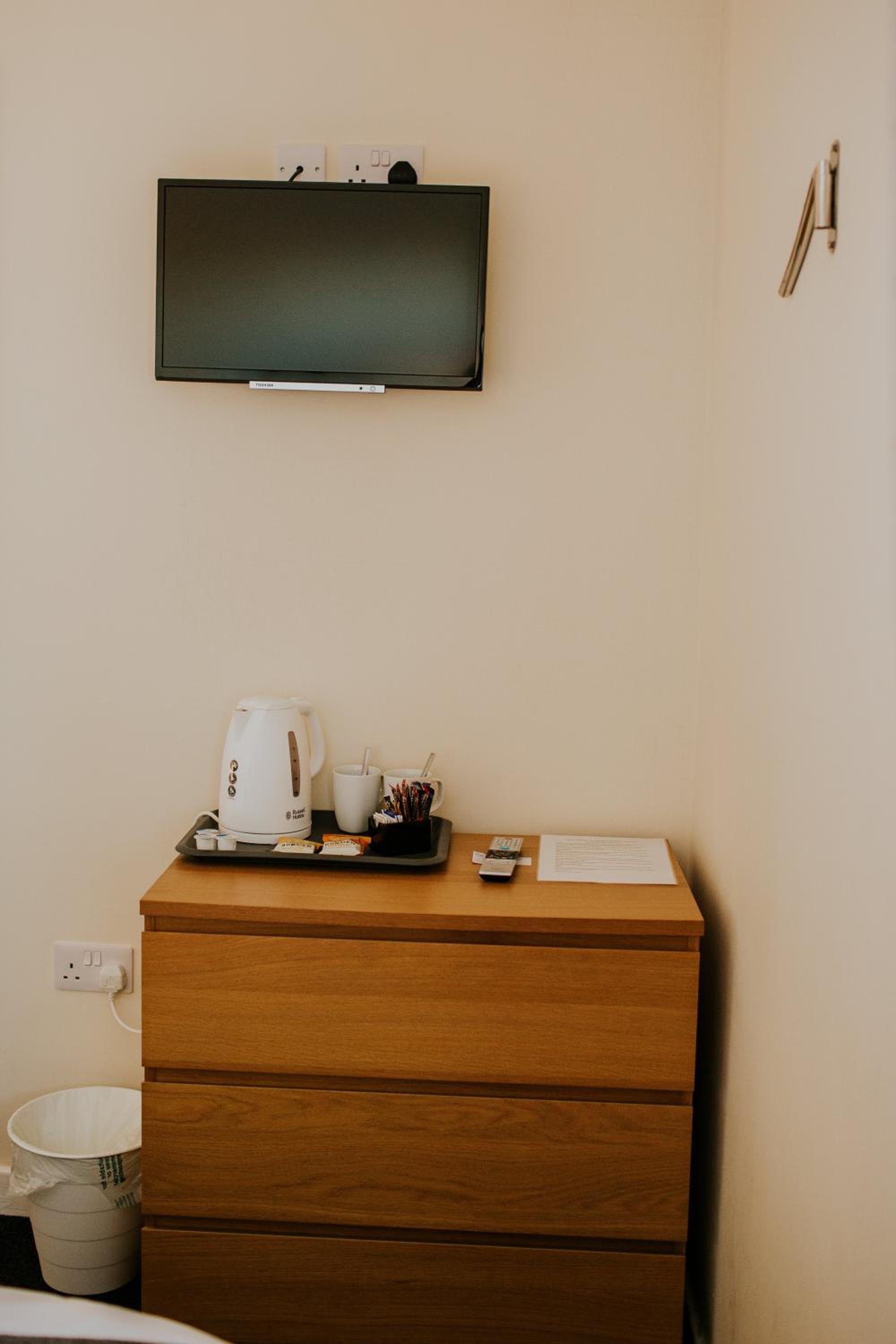 Room 12 Twin with Ensuite photo 2