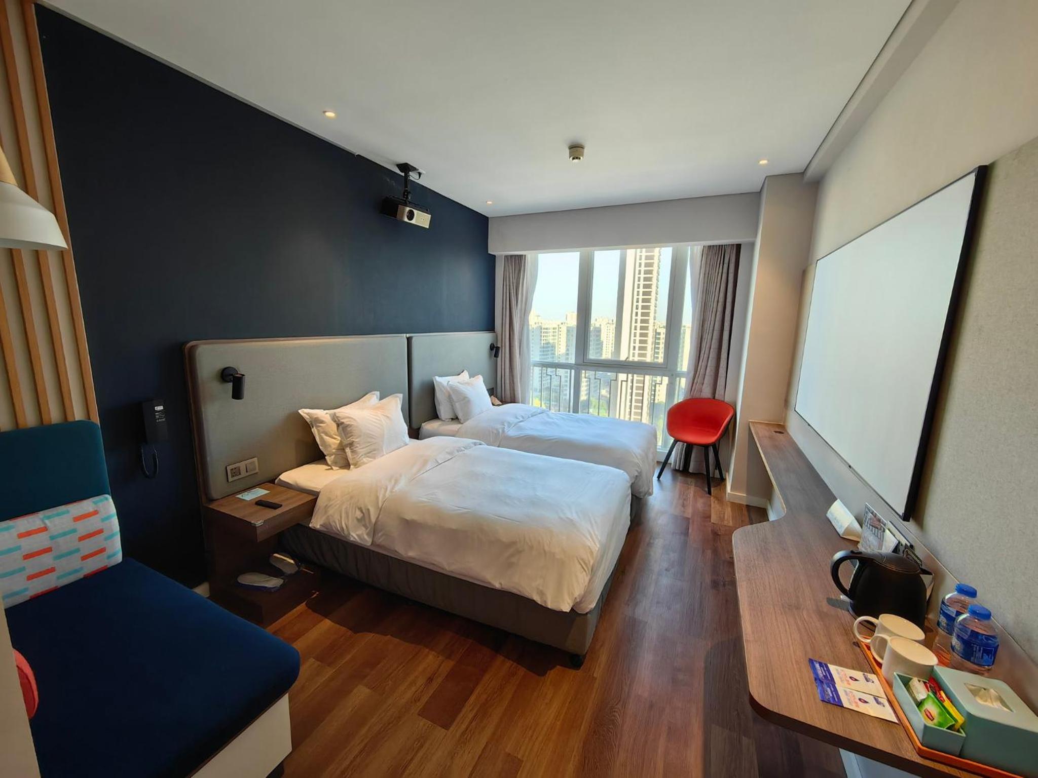 Standard Twin Room with Lake View and AV Equipment photo 1