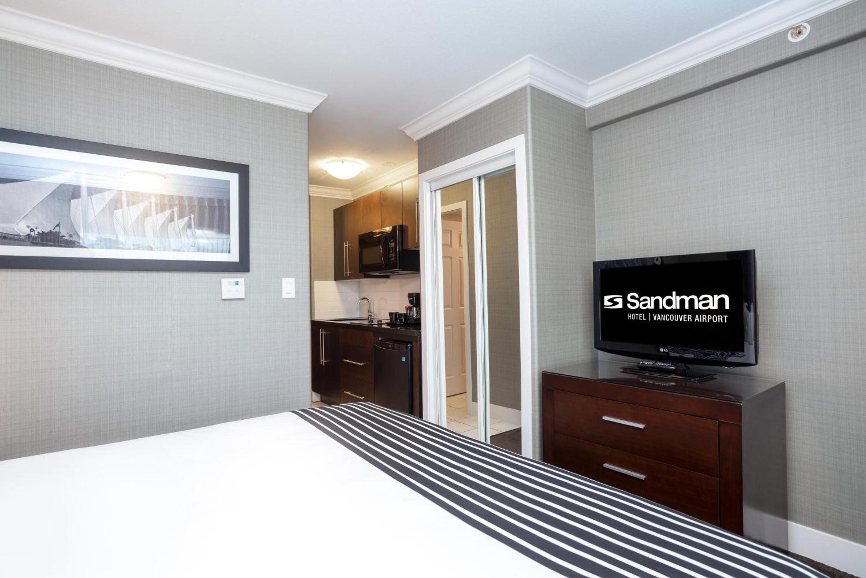 Standard Suite, 1 King Bed, Sofa Bed, Kitchenette - Photo 7