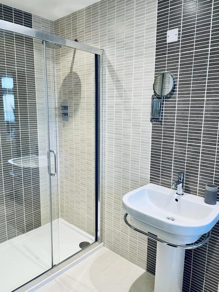 Double or Twin Room with Private Bathroom photo 3