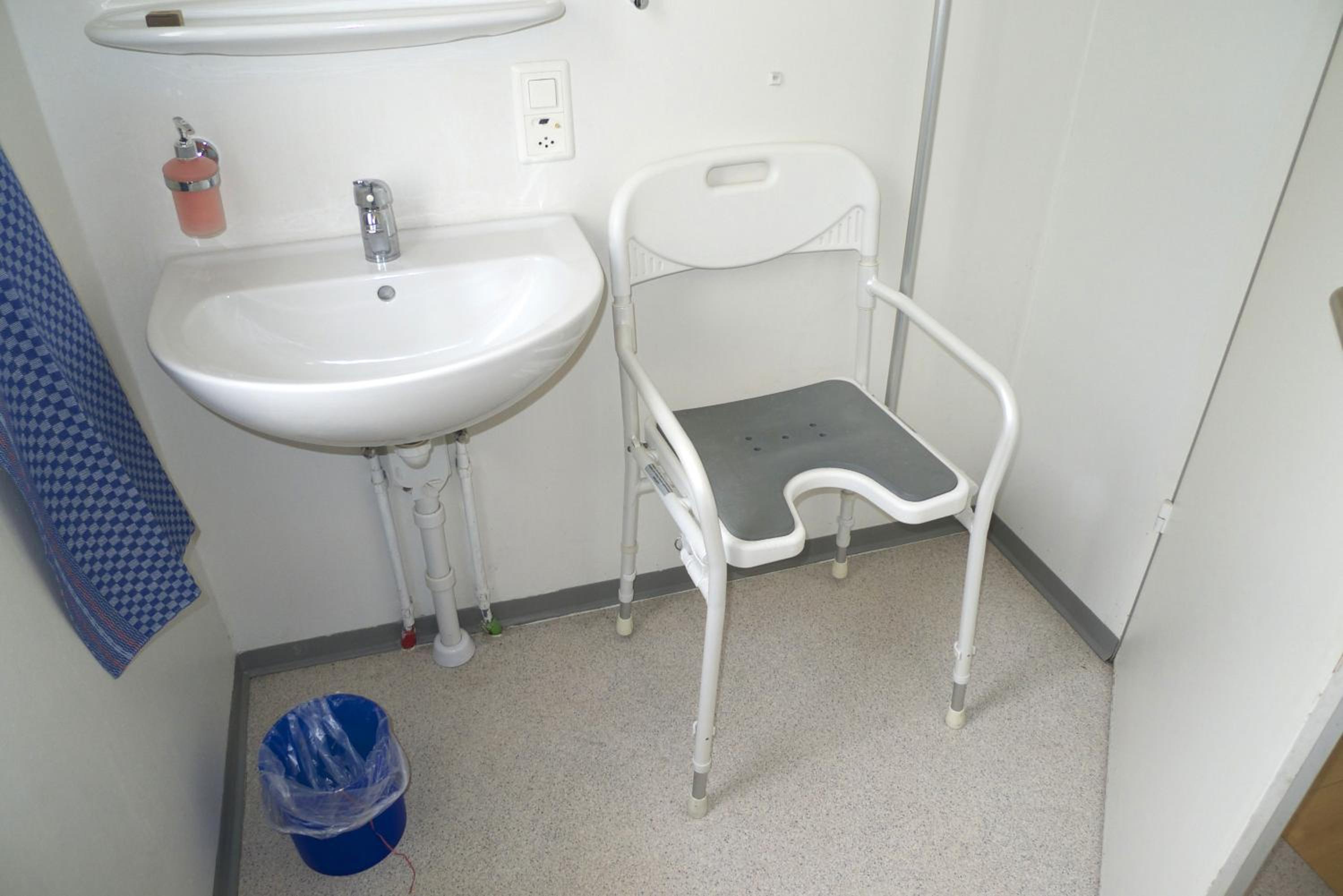 Quadruple Room - Disability Access - Photo 5