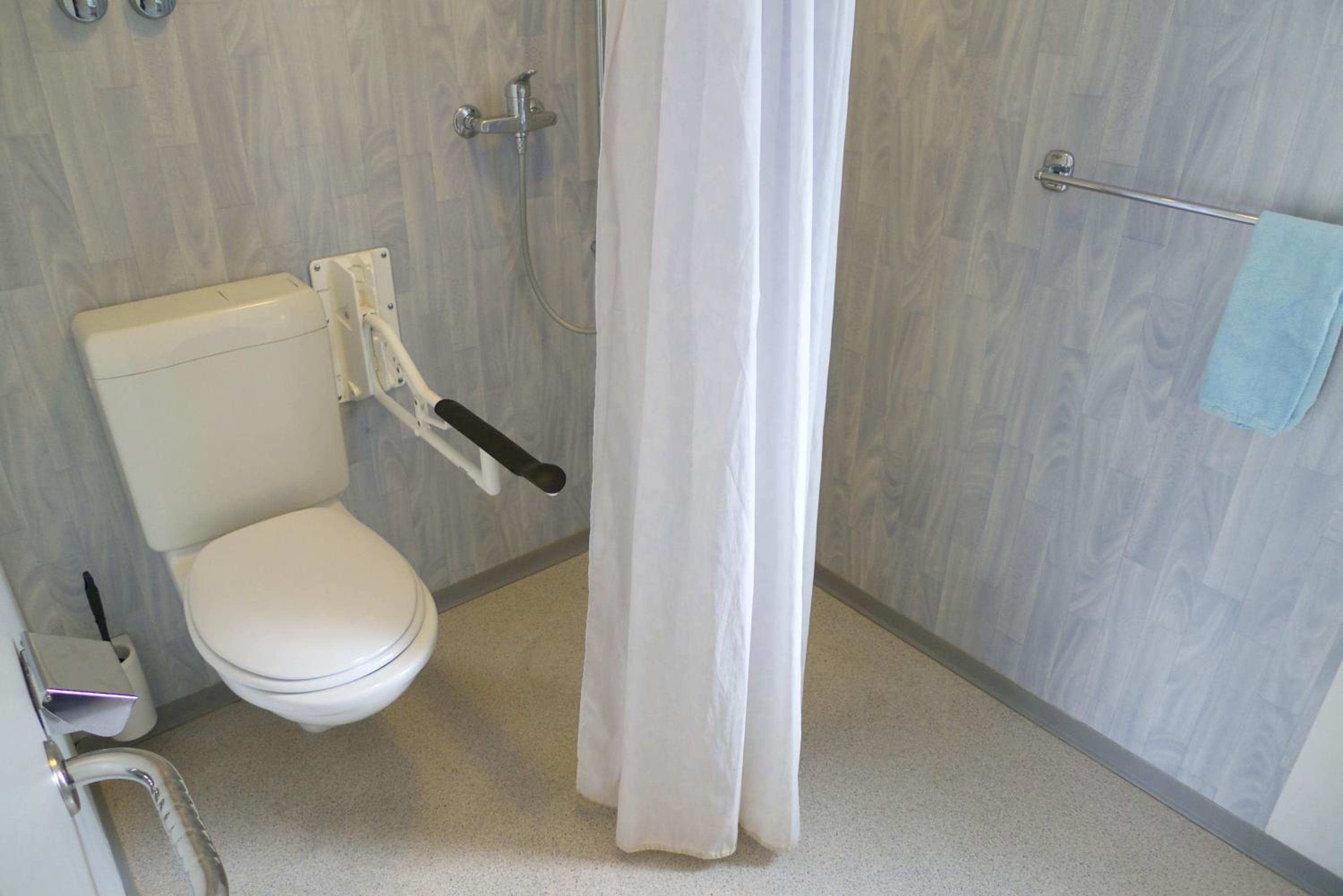 Quadruple Room - Disability Access - Photo 6
