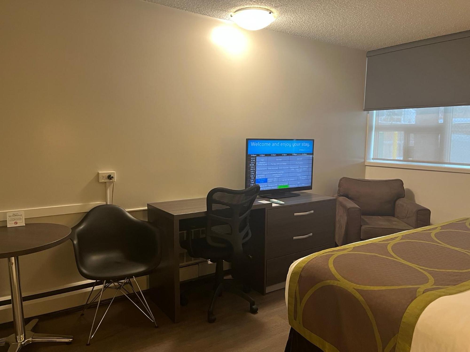 King Room with Kitchenette - Pet-Friendly/Non-Smoking - Photo 1