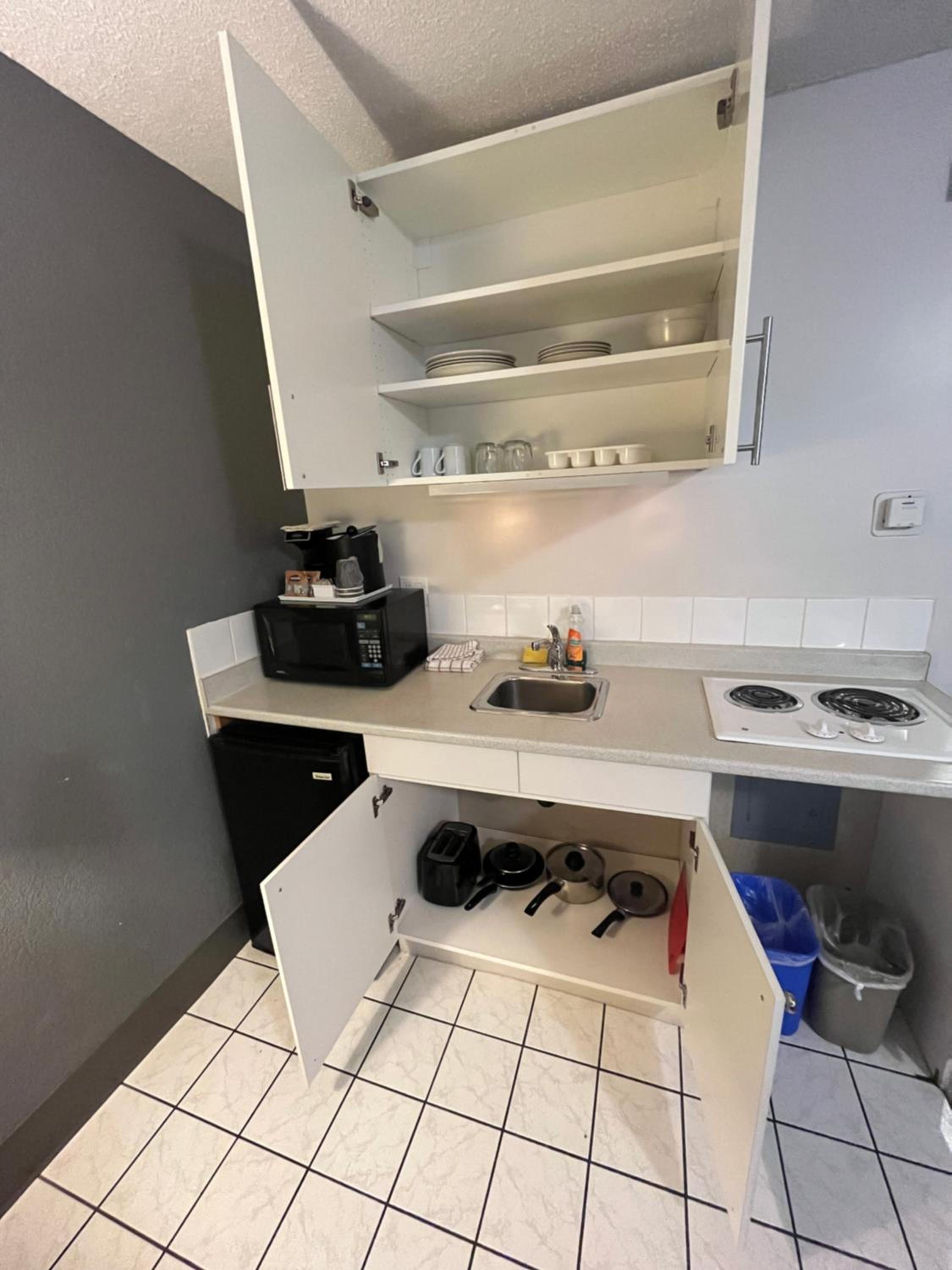 King Room with Kitchenette - Pet-Friendly/Non-Smoking - Photo 4