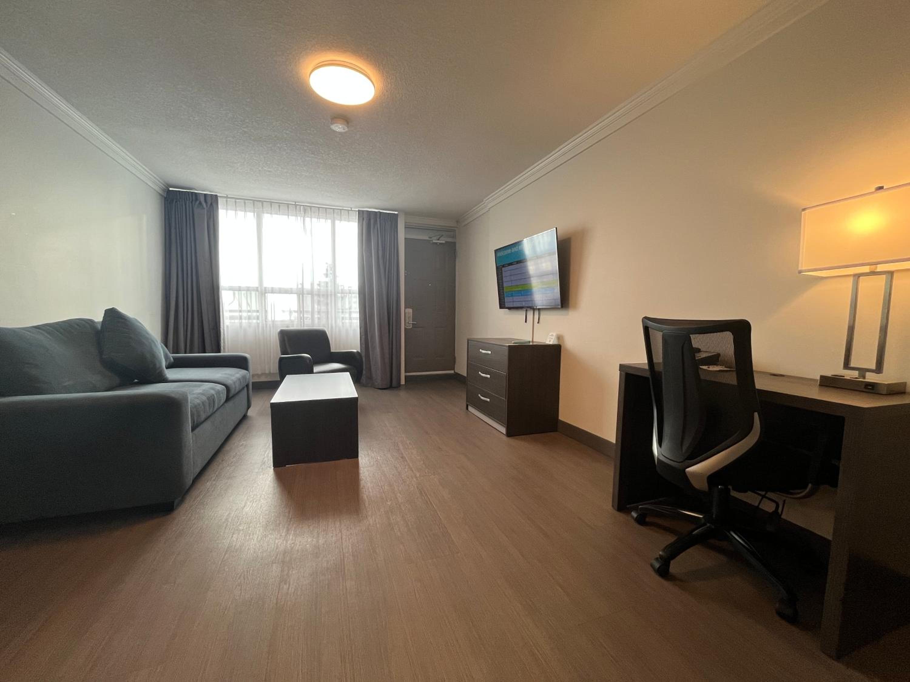 Pacific Suite with Two Queen Beds and Kitchen - Non-Smoking - Photo 3