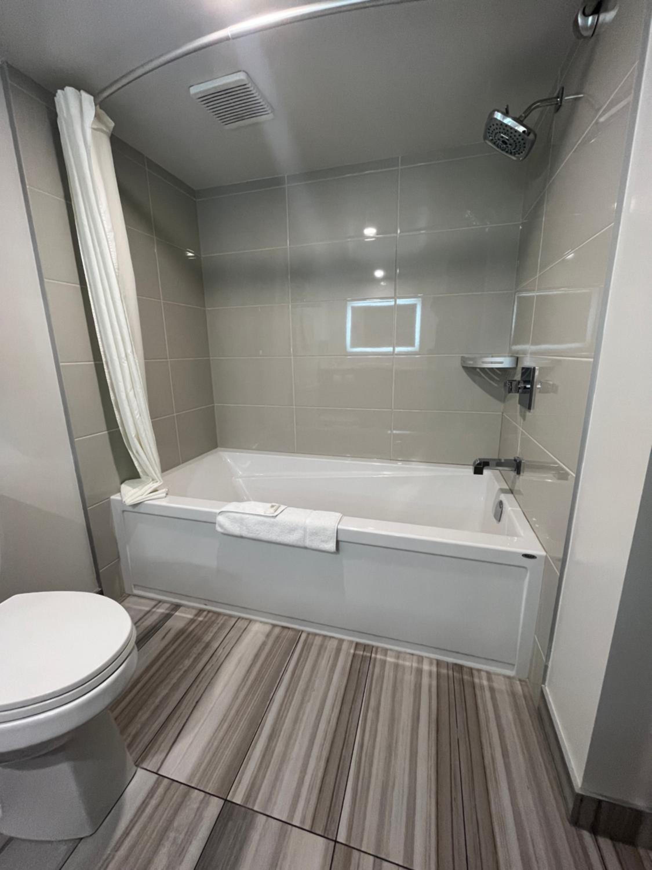 Pacific Suite with Two Queen Beds and Kitchen - Non-Smoking - Photo 2
