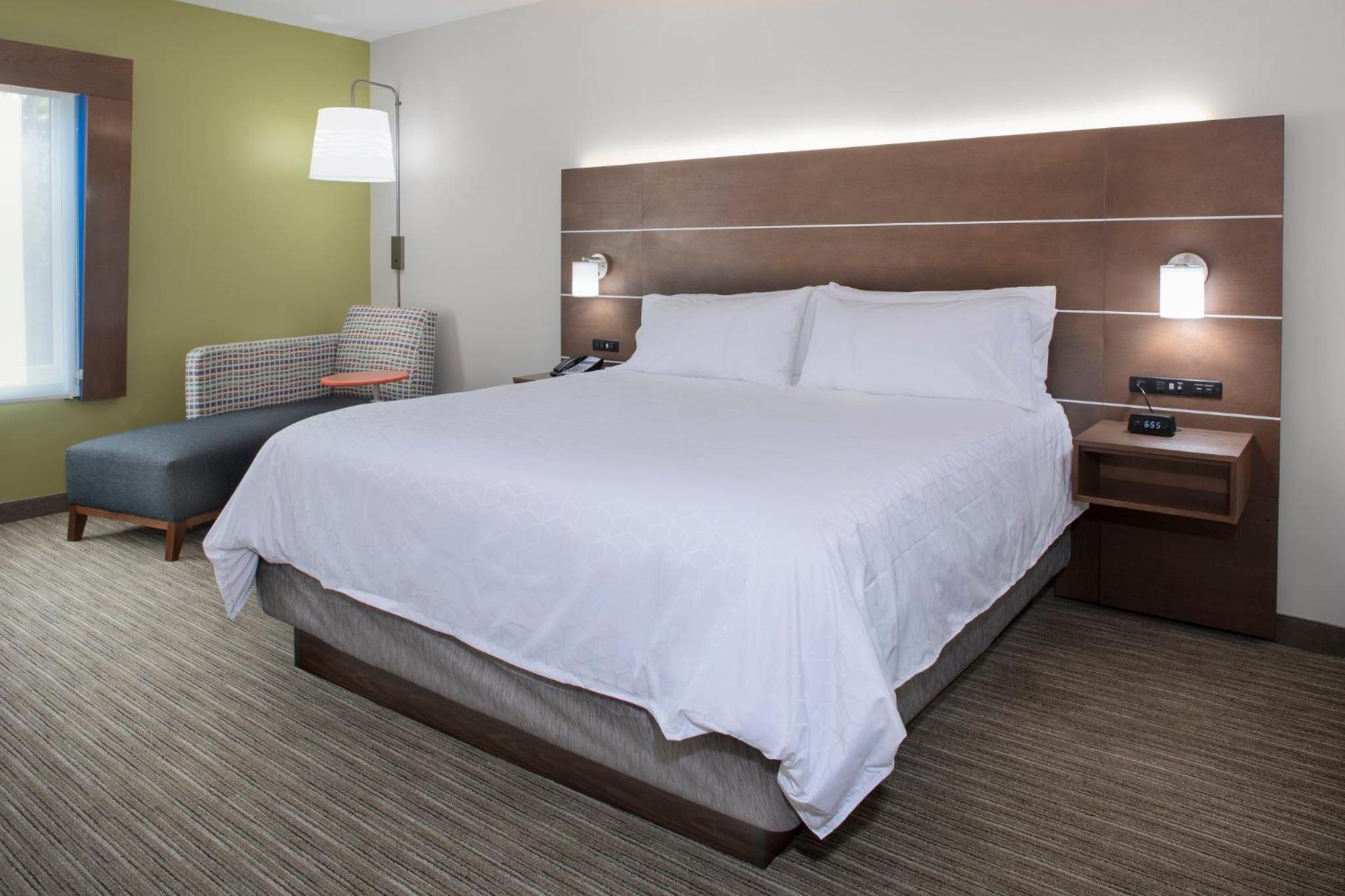 Standard King Room - Communications Accessible photo 1