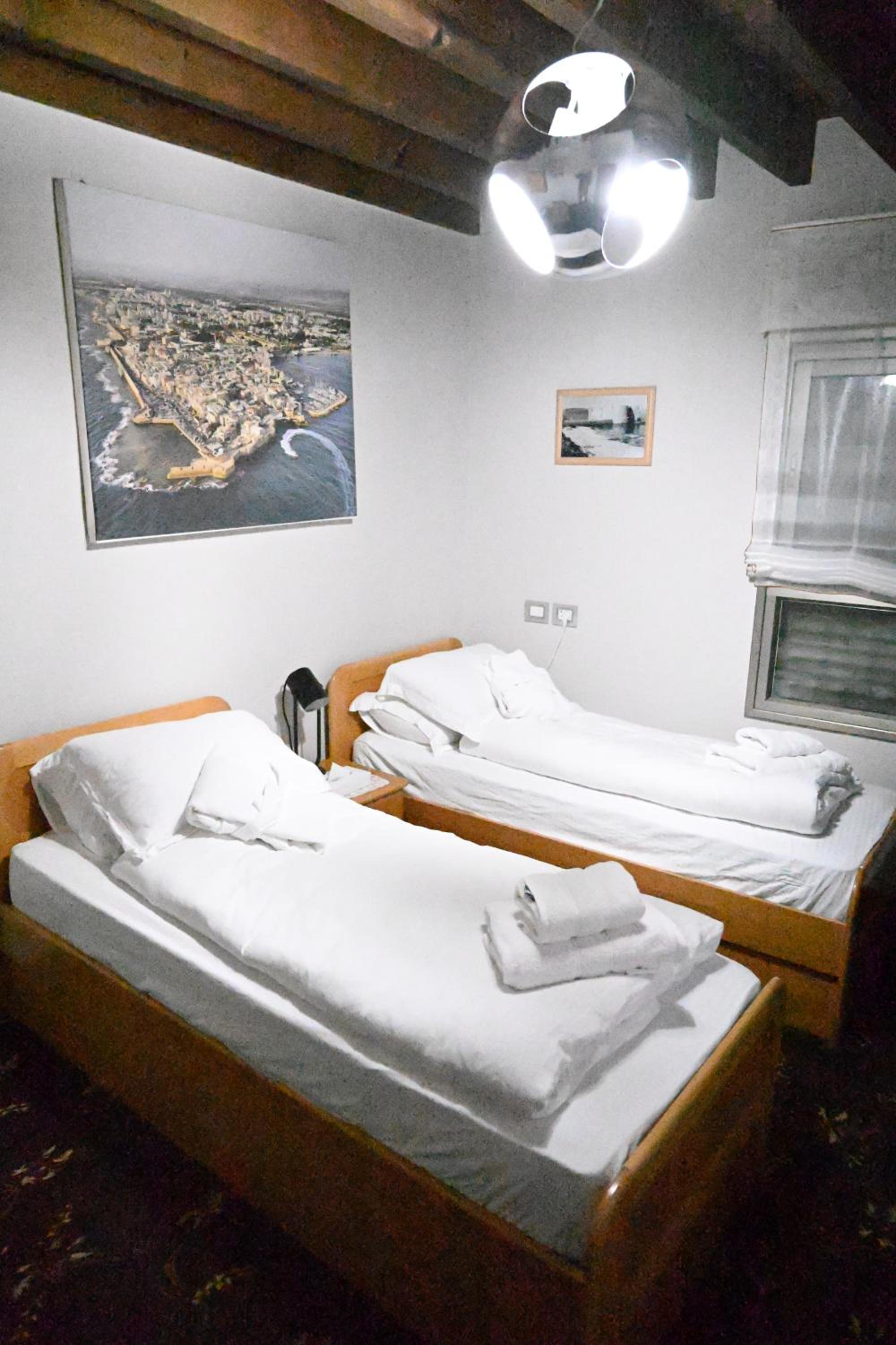Deluxe Suite with Sea View - Photo 3