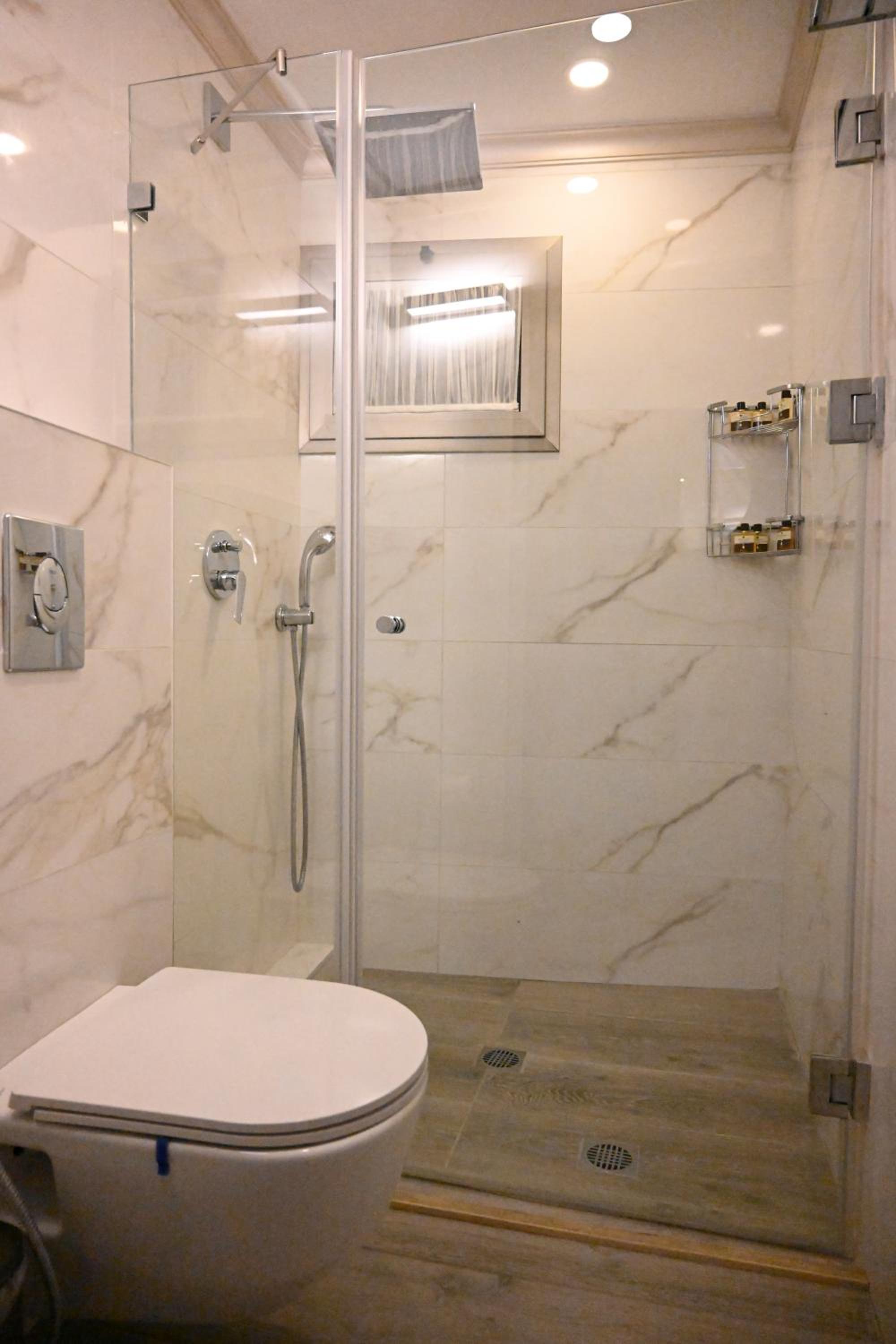Deluxe Suite with Sea View - Photo 5