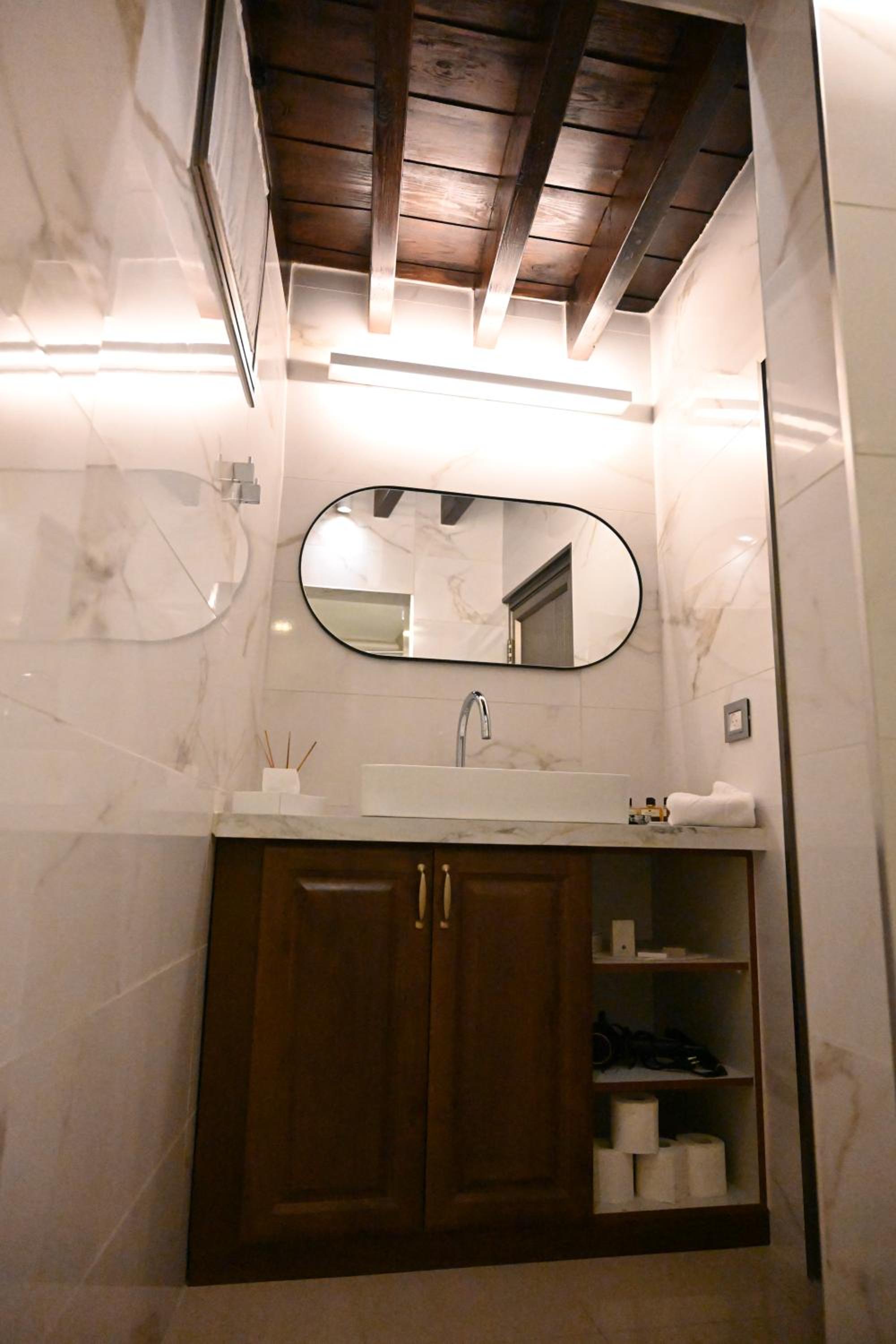 Deluxe Suite with Sea View - Photo 6