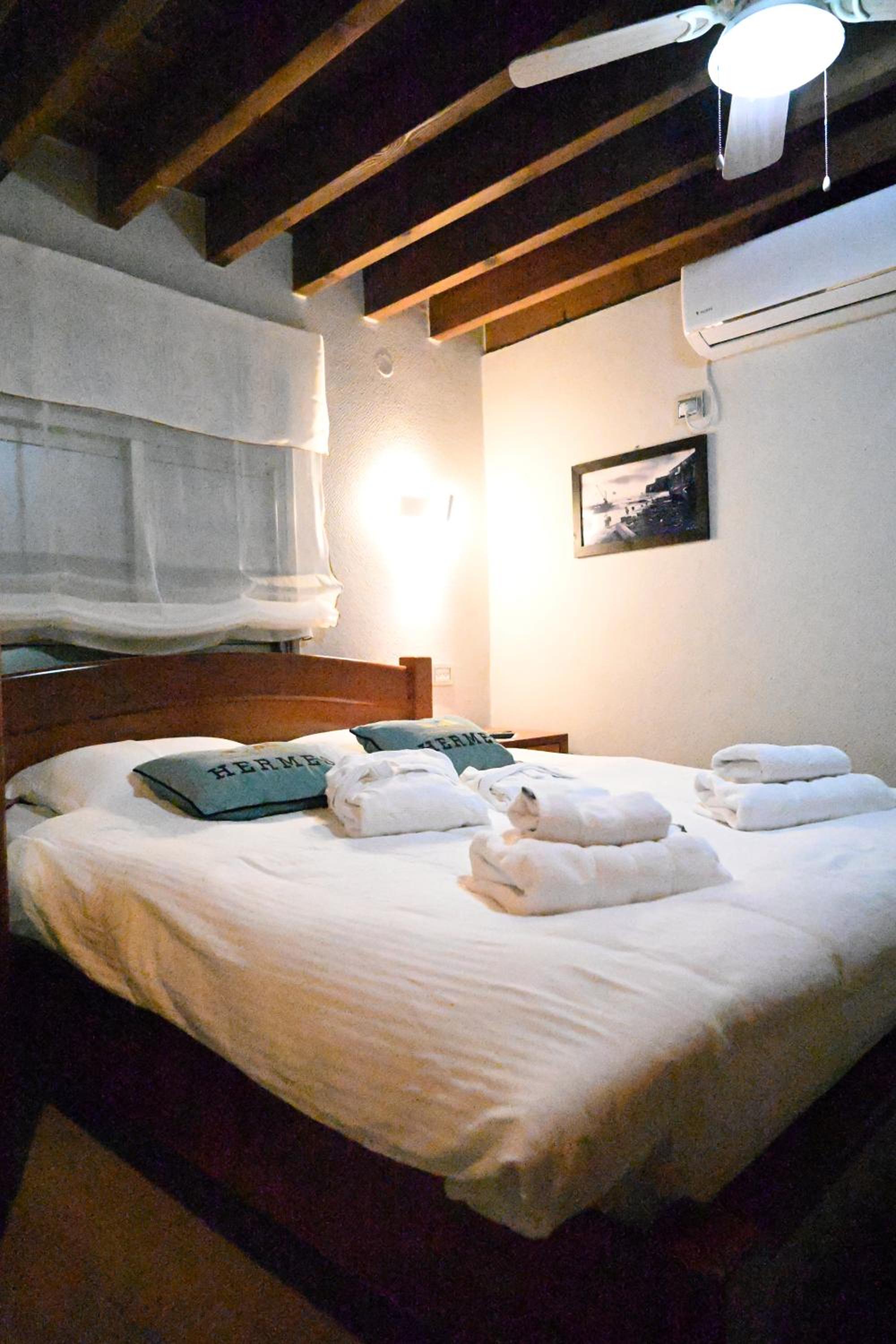 Deluxe Suite with Sea View - Photo 12