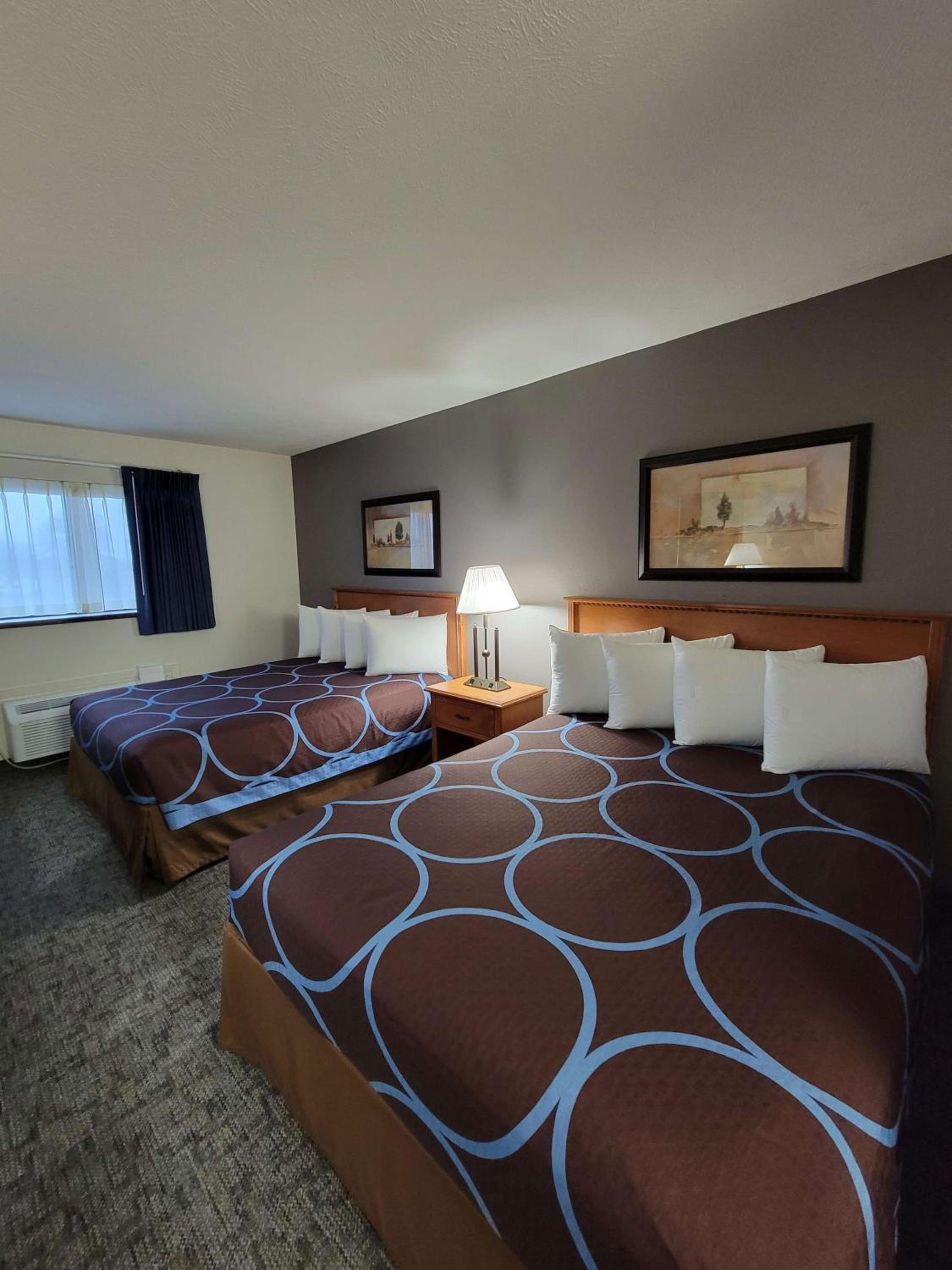 Queen Rooms with Two Queen Beds - Non-Smoking - Photo 1