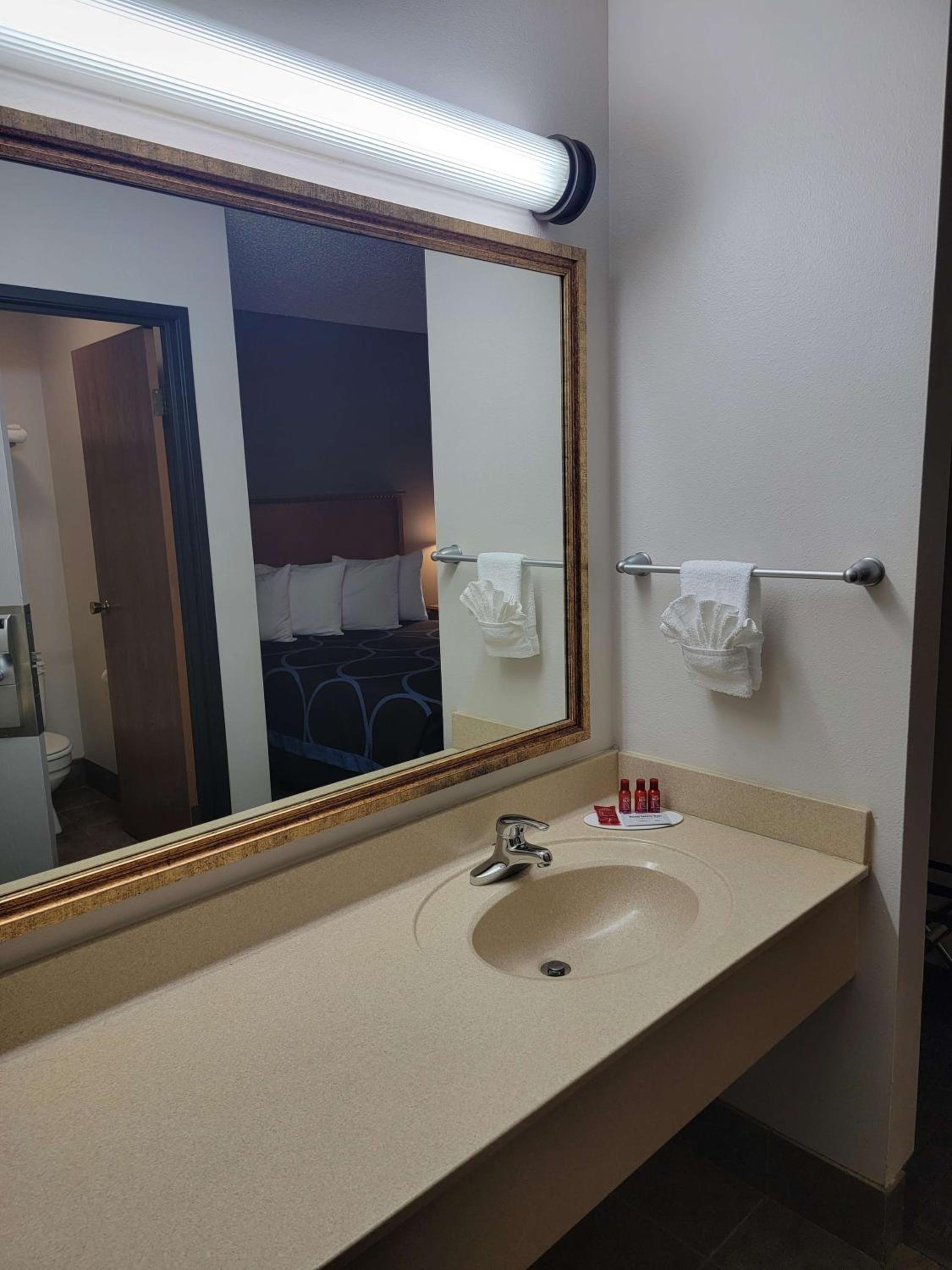 Queen Room - Non-Smoking - Photo 7