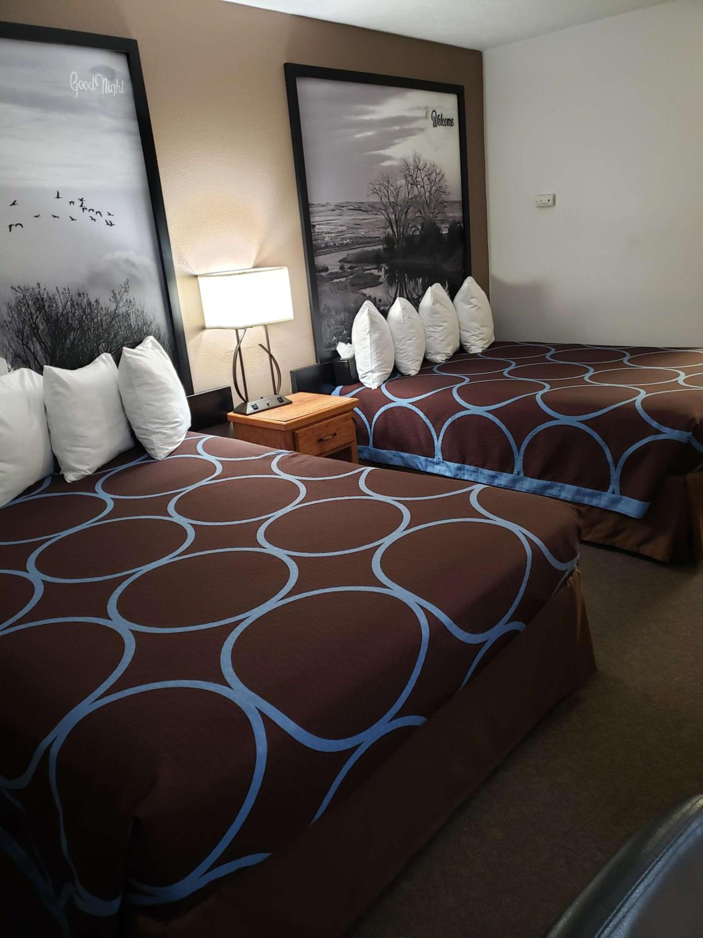 Queen Rooms with Two Queen Beds - Non-Smoking - Photo 12