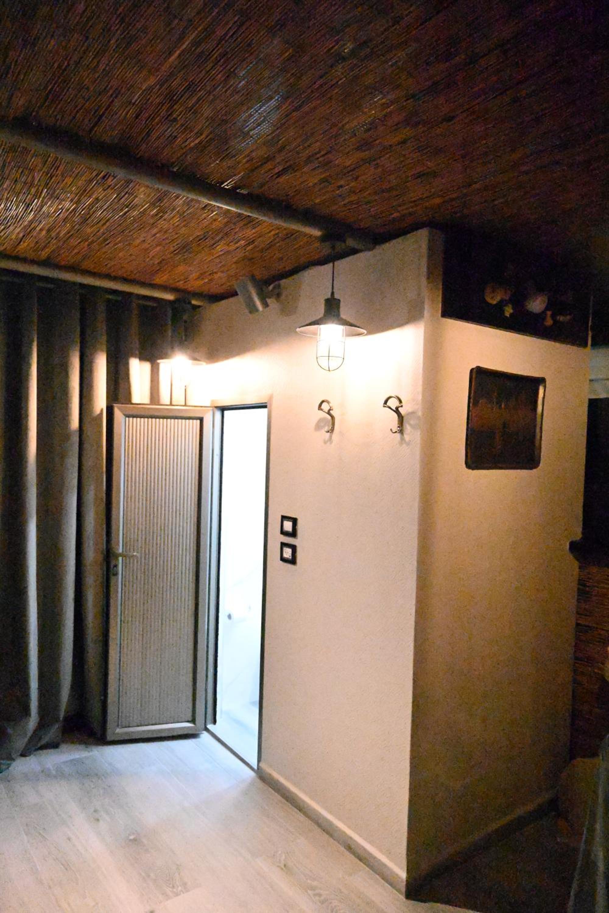 Deluxe Suite with Sea View - Photo 31