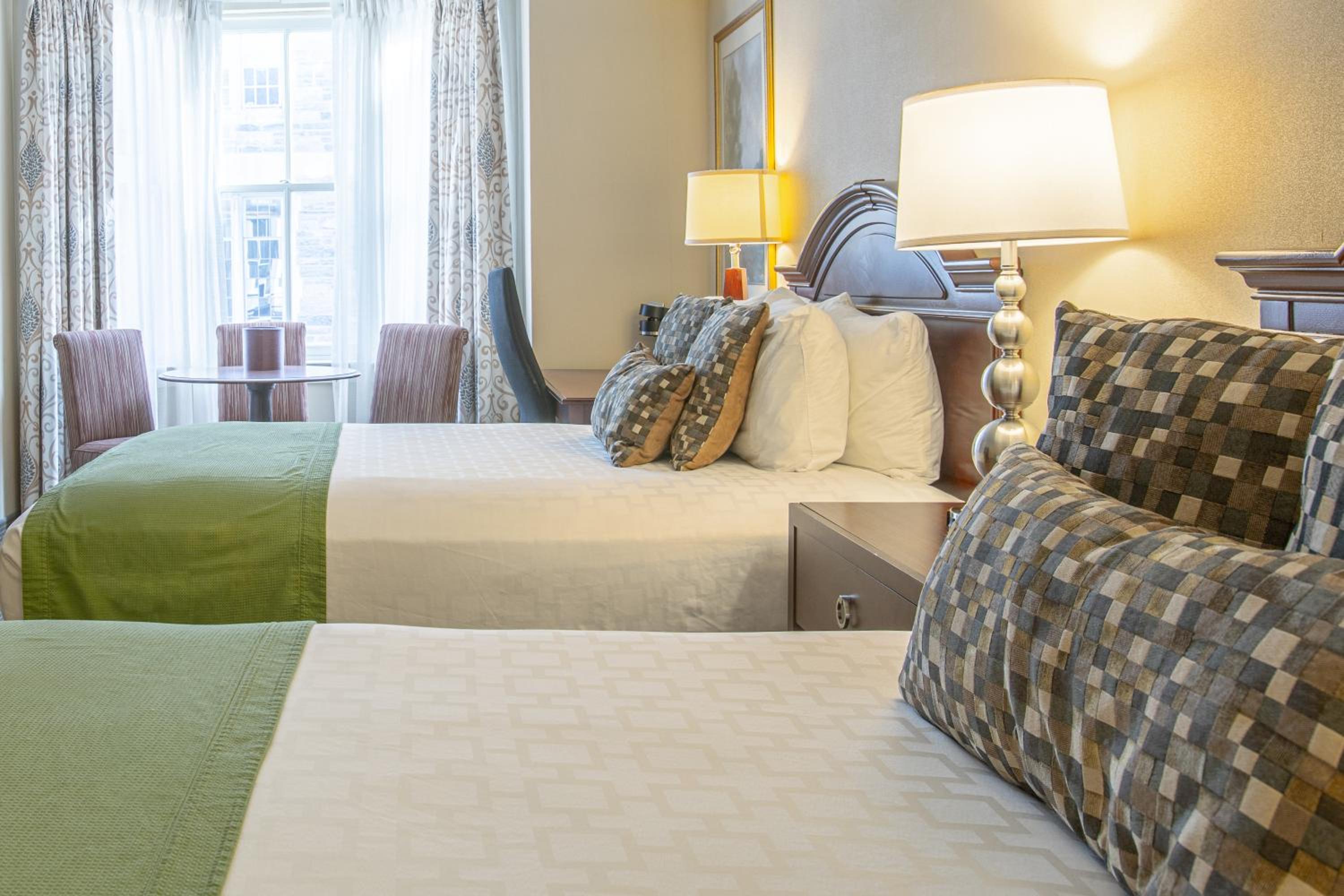 Deluxe Queen Room with Two Queen Beds - Photo 7