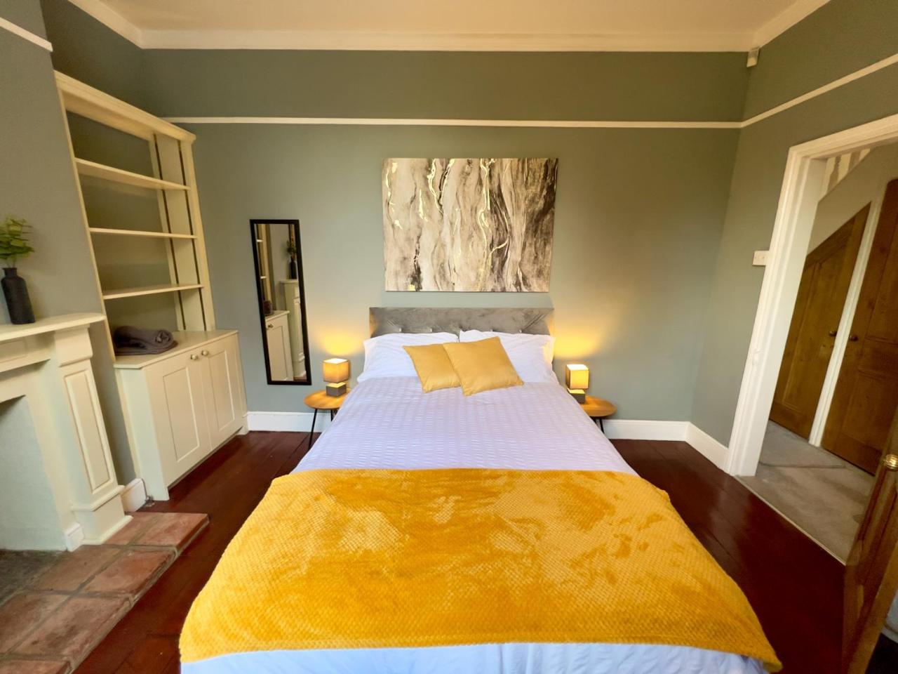 Four-Bedroom House photo 2