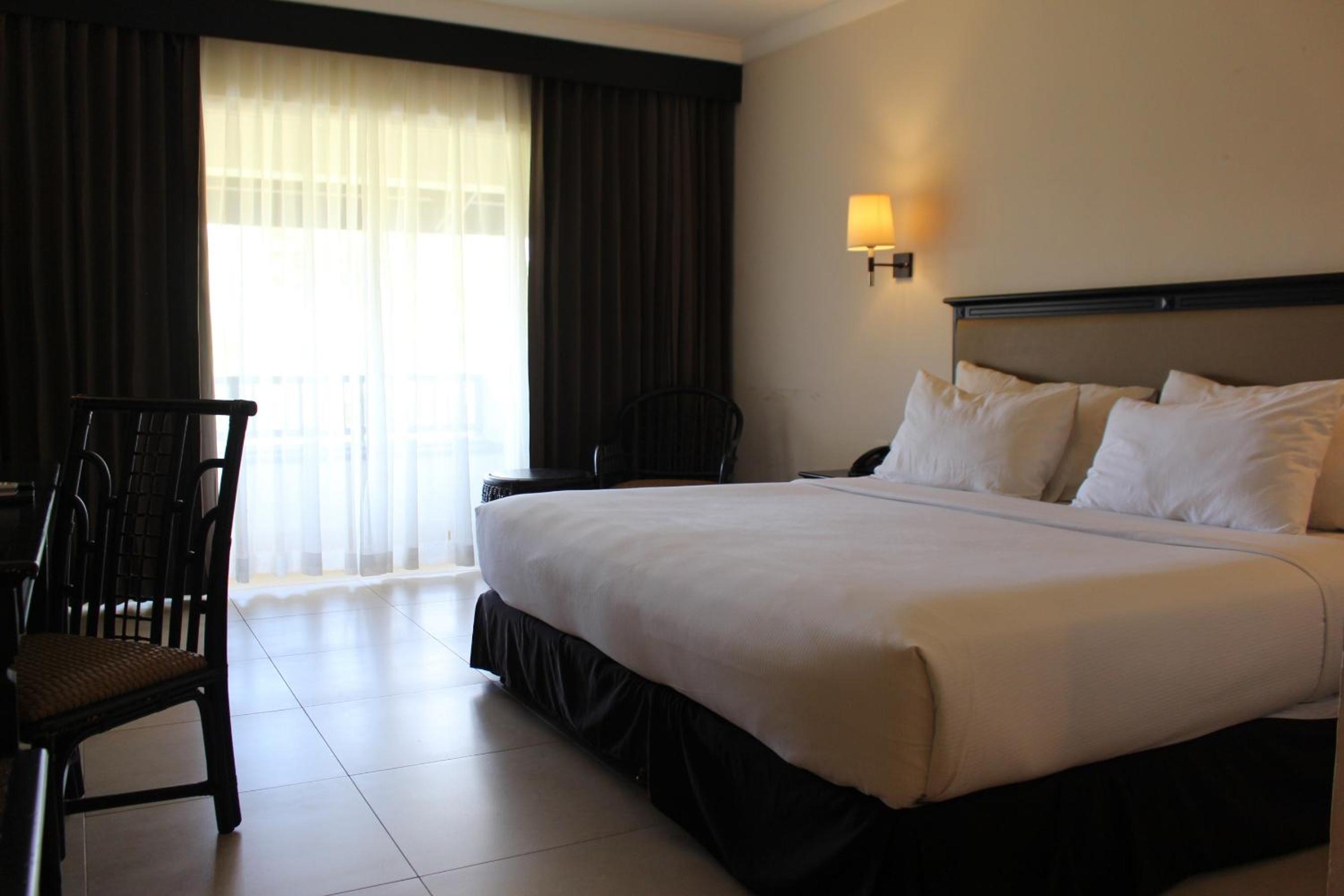 Deluxe Room with Garden View - Photo 3