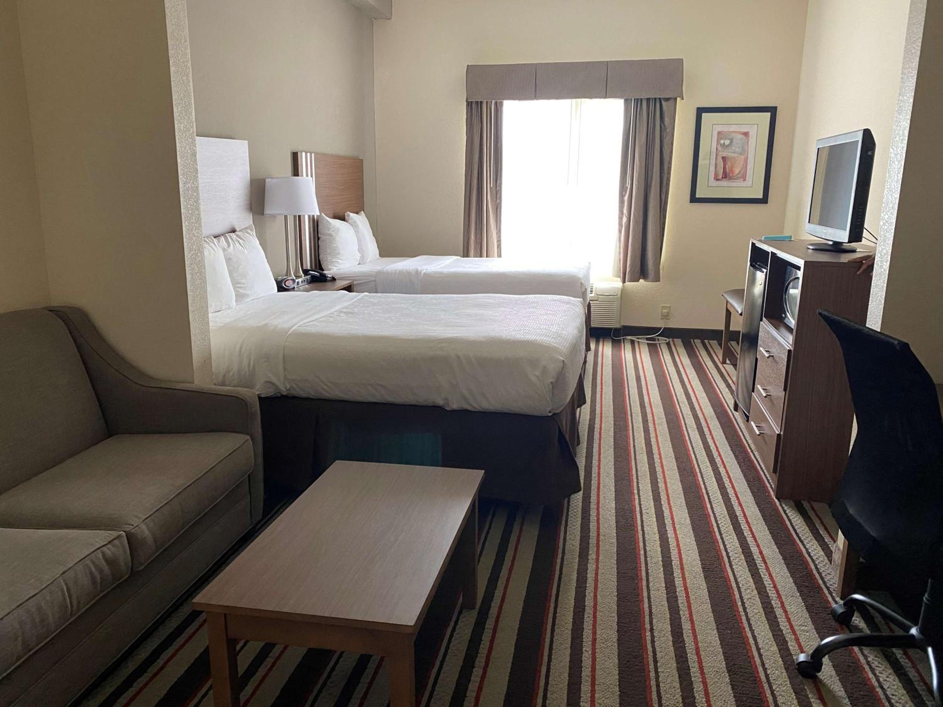 Double Suite with Two Double Beds and Bath Tub - Disability Access/Non-Smoking photo 3