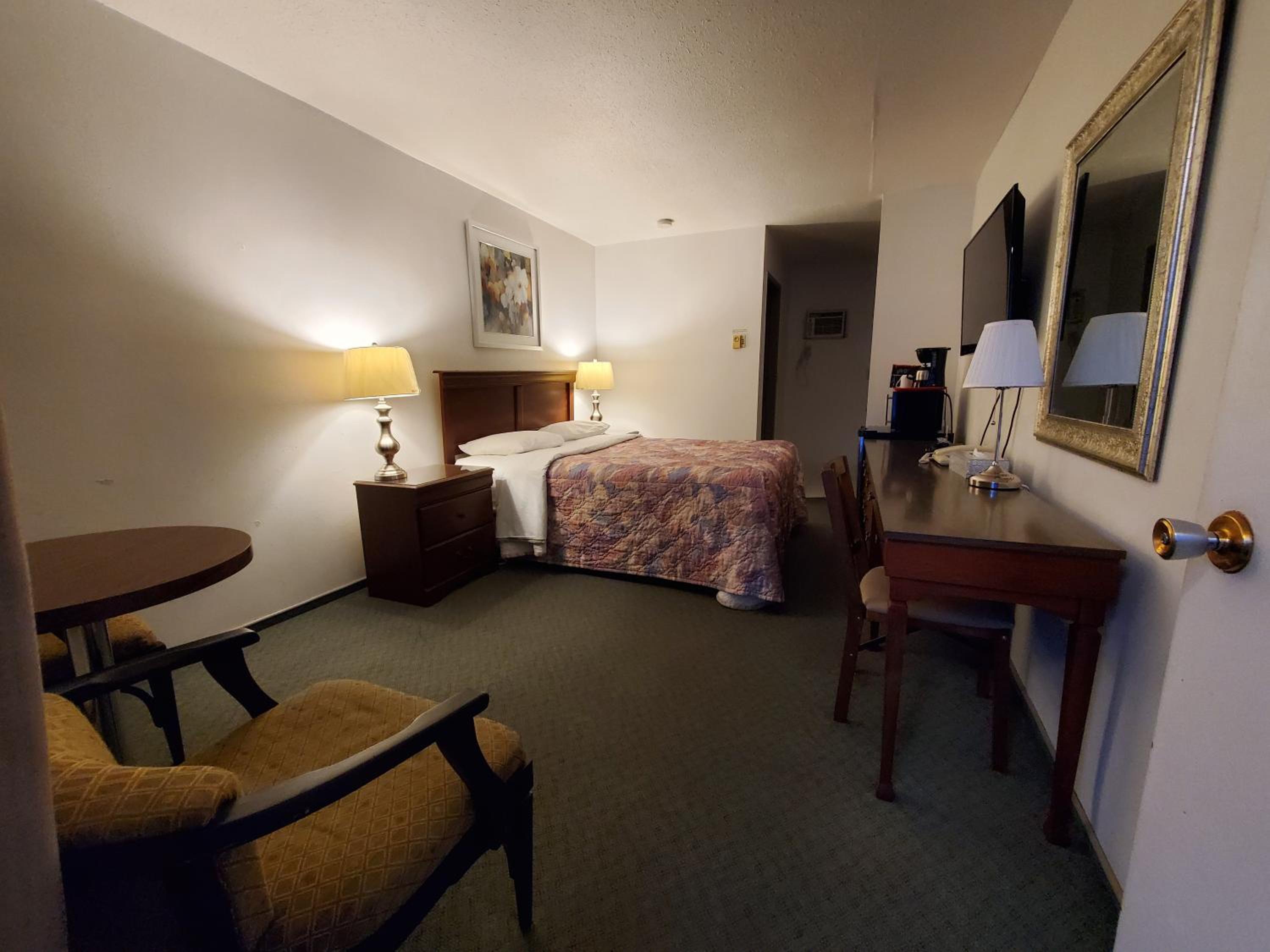 Queen Room photo 1