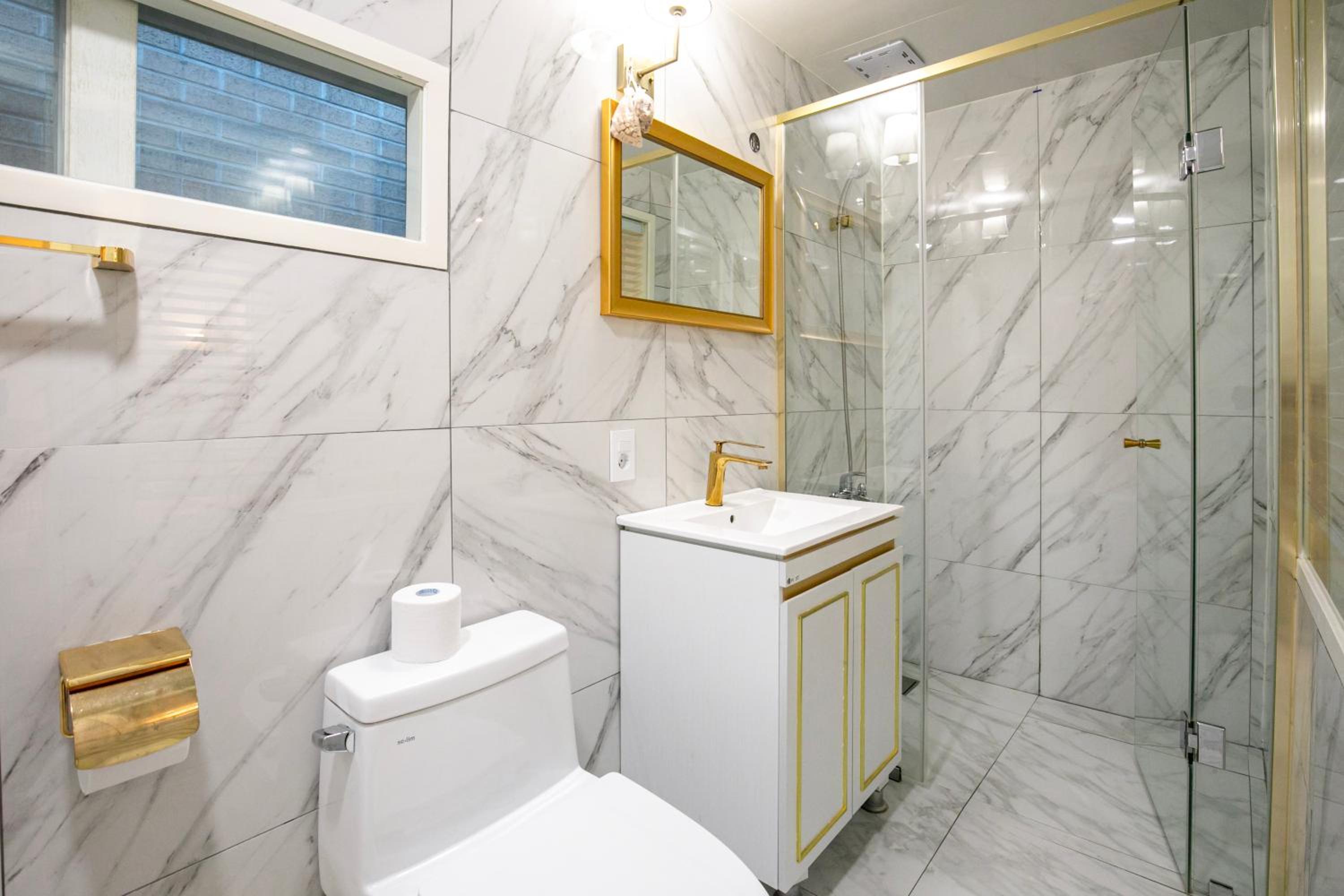 Deluxe Double Room with Shower - Photo 8