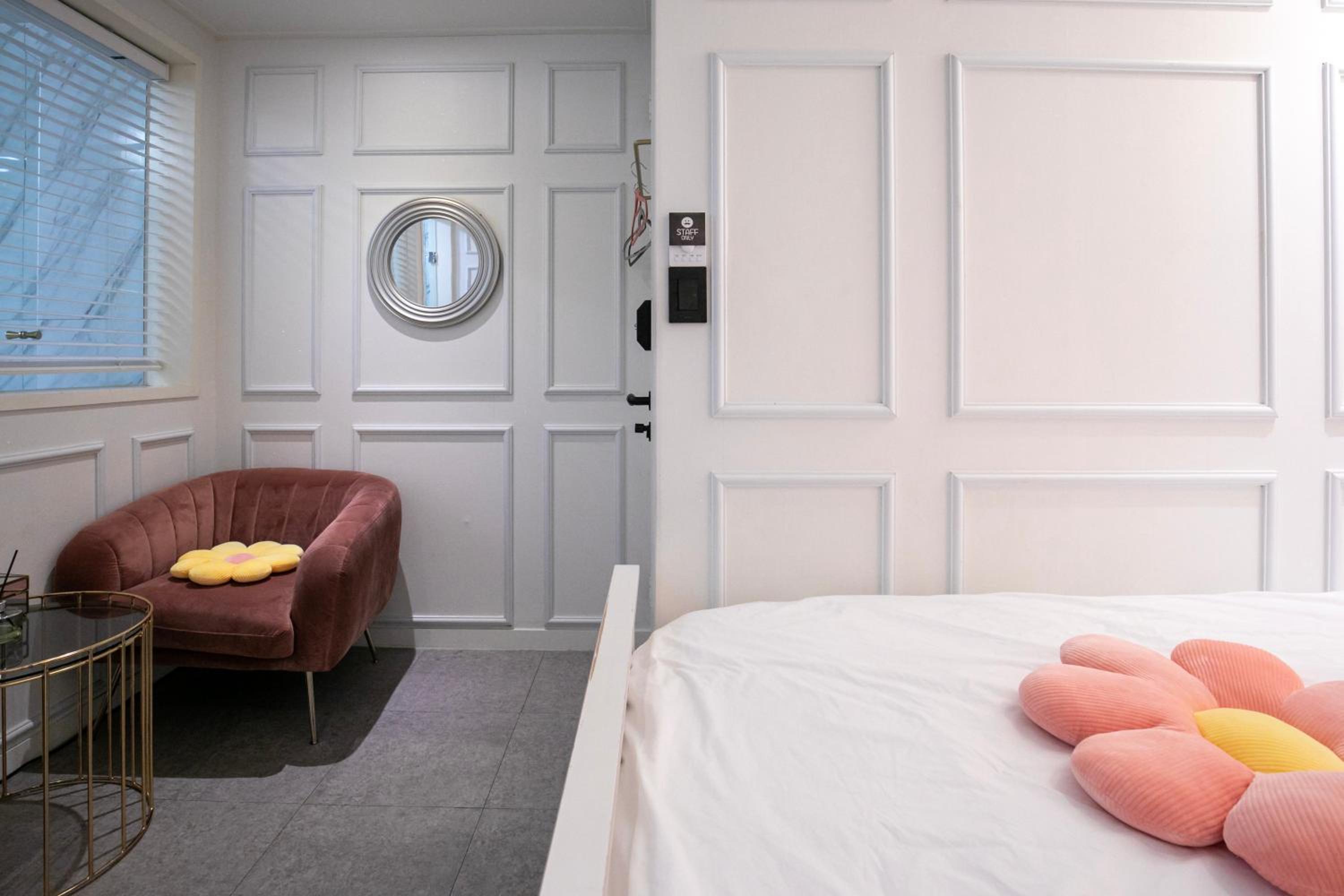 Deluxe Double Room with Shower - Photo 9