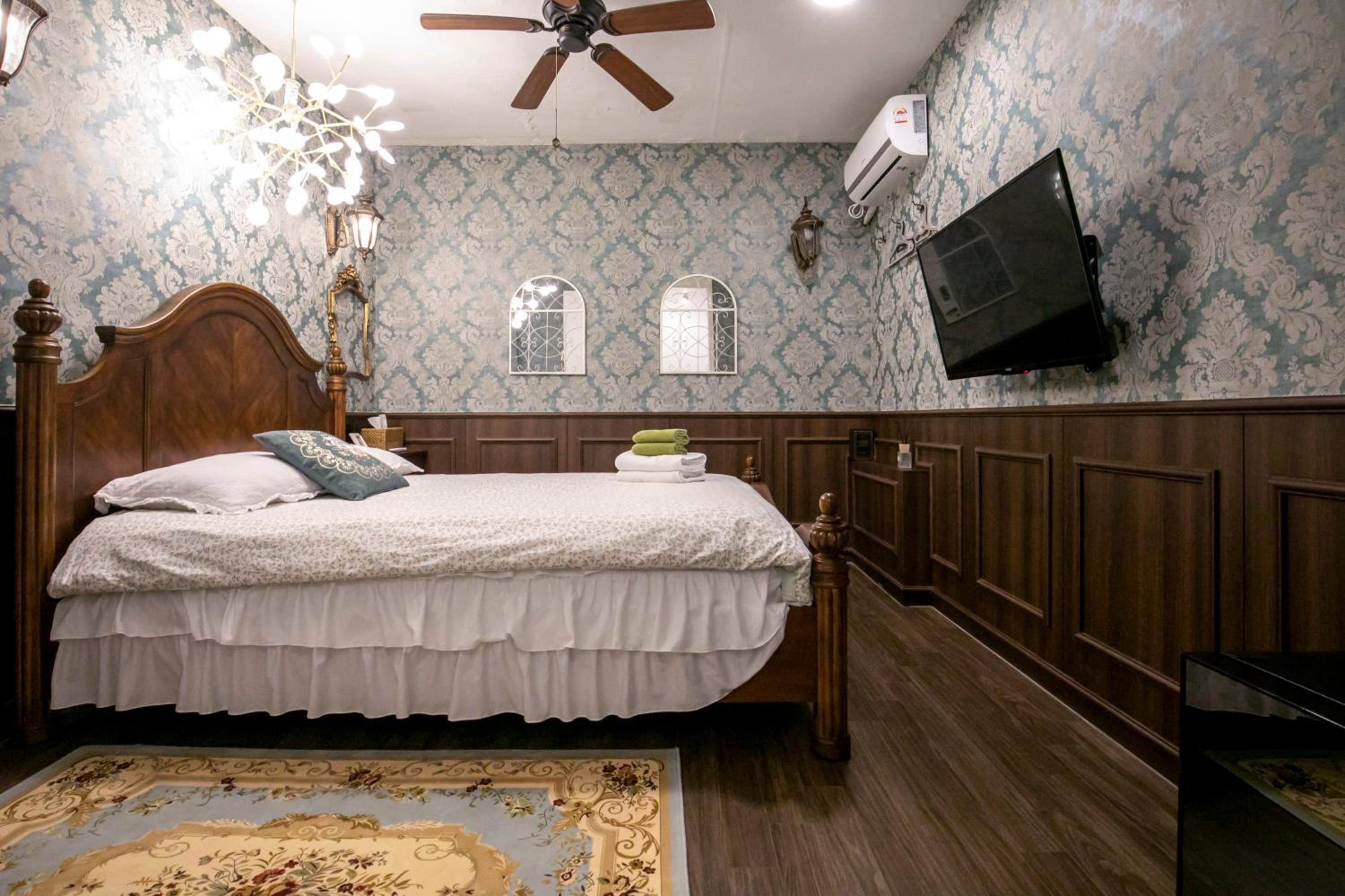 Deluxe Queen Room - No Window - Photo 2