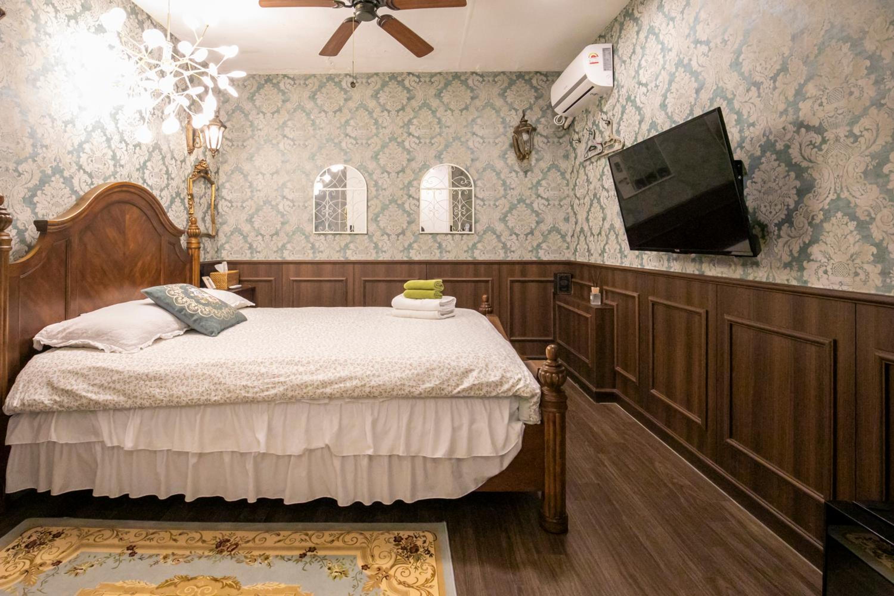 Deluxe Queen Room - No Window - Photo 8