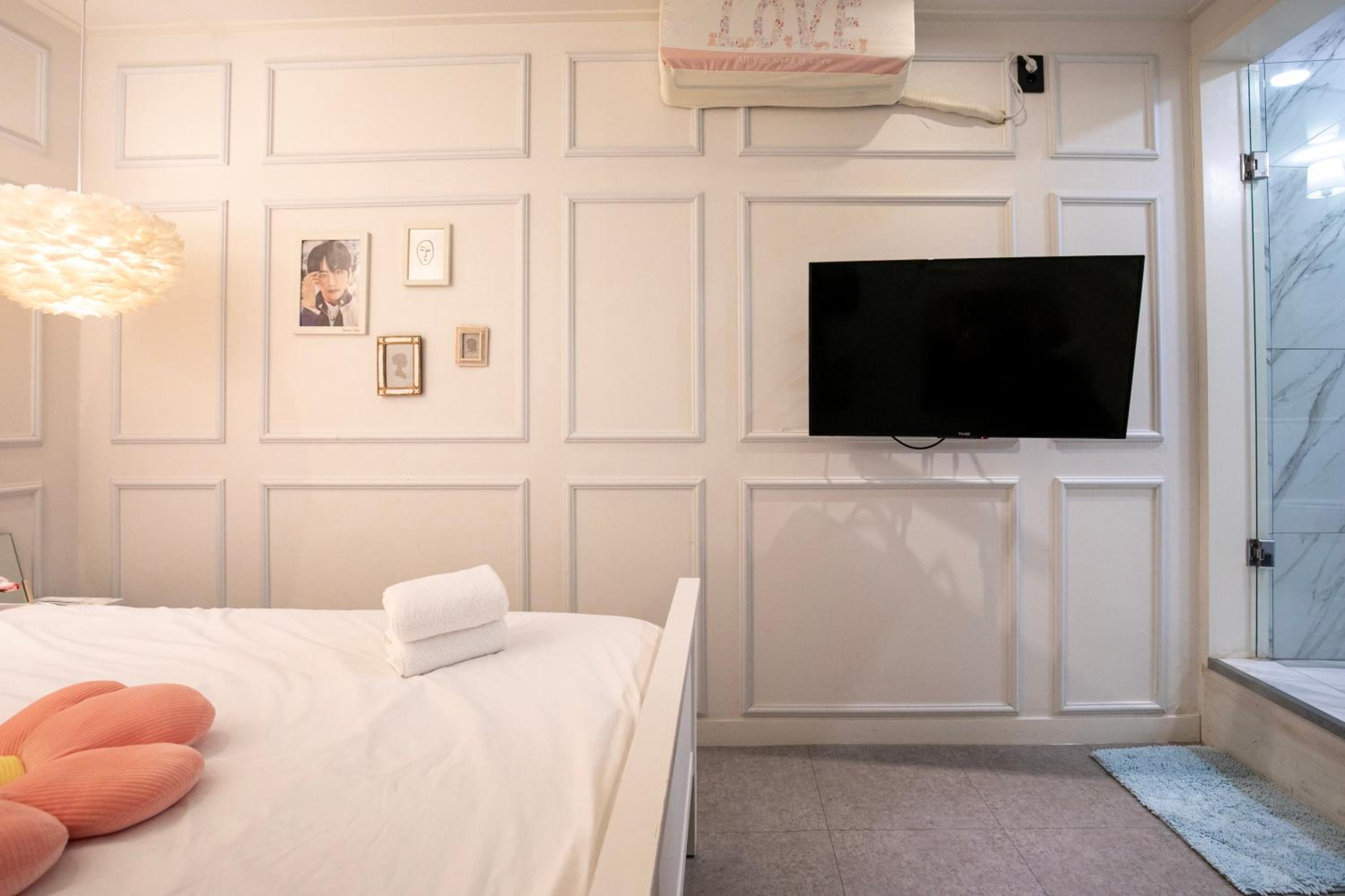 Deluxe Double Room with Shower - Photo 10