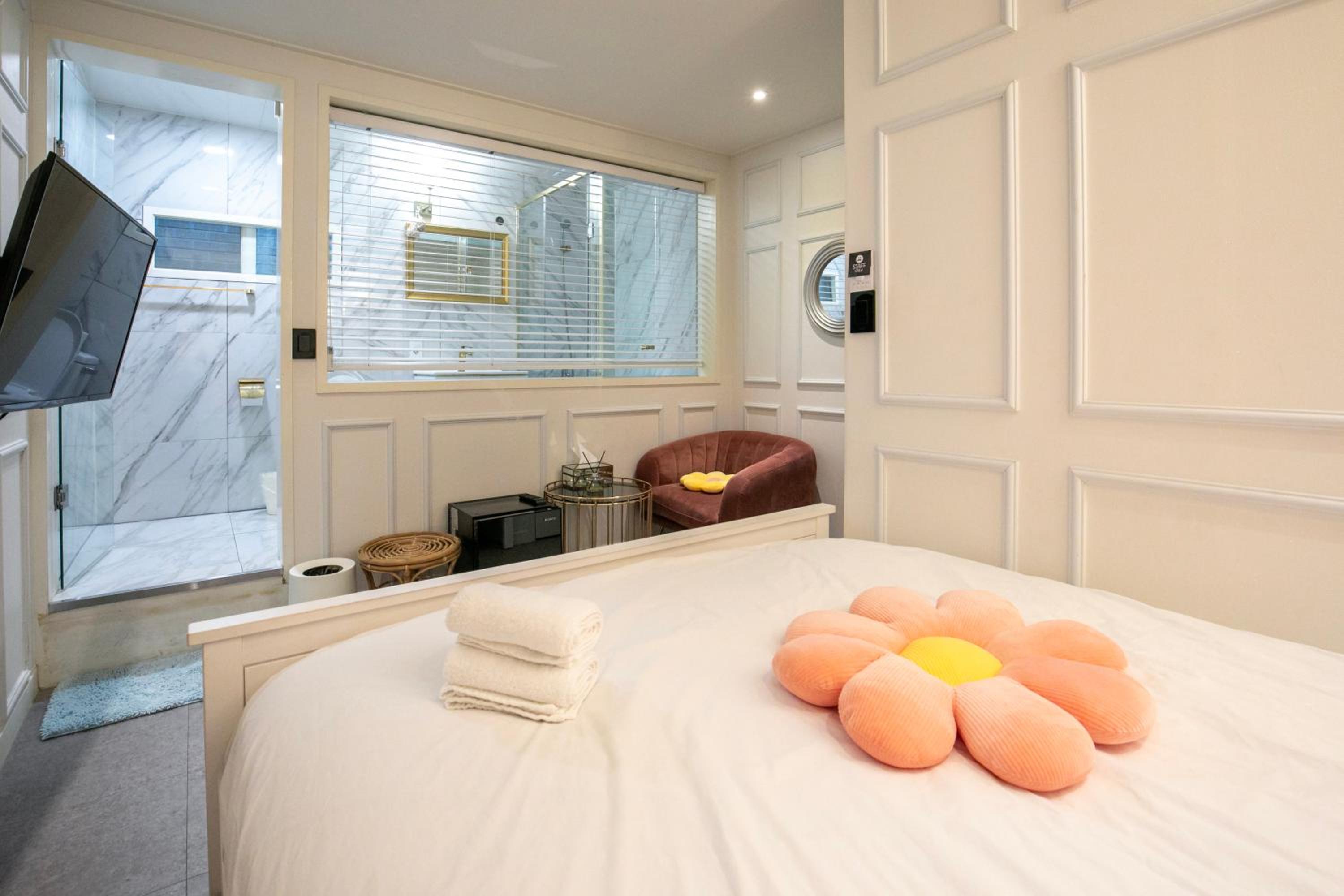Deluxe Double Room with Shower - Photo 2