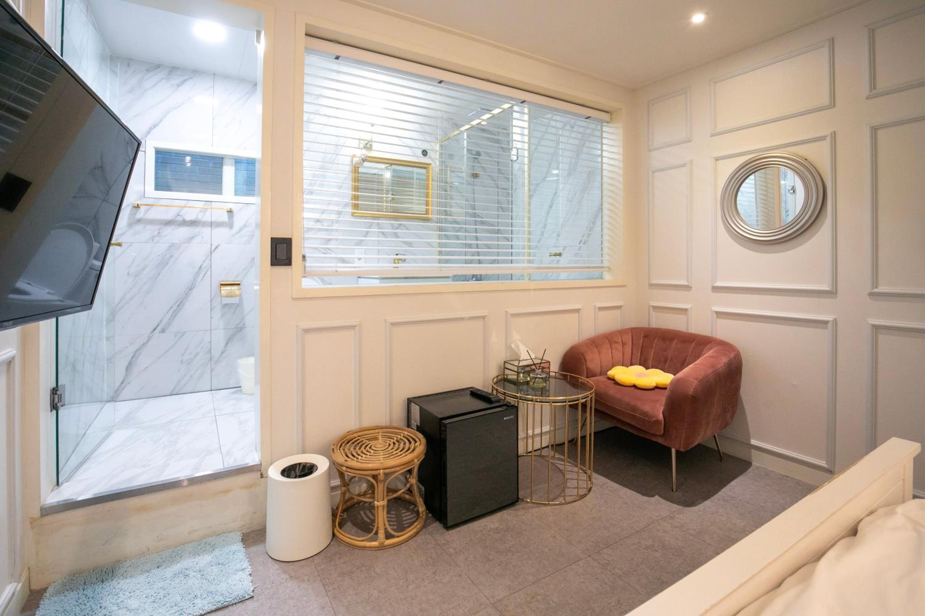 Deluxe Double Room with Shower - Photo 11
